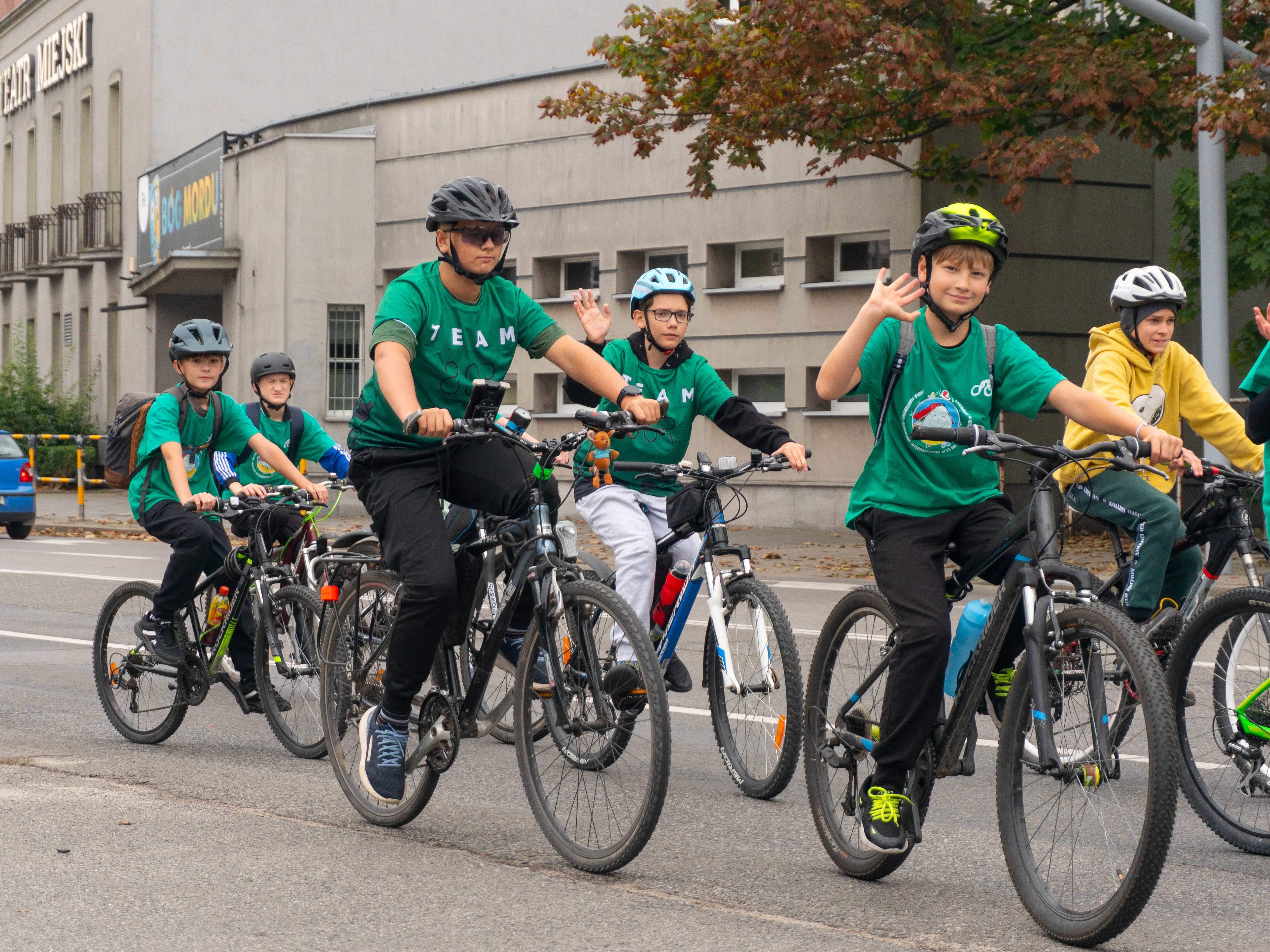 Zdjęcie rowerzystów na ulicy