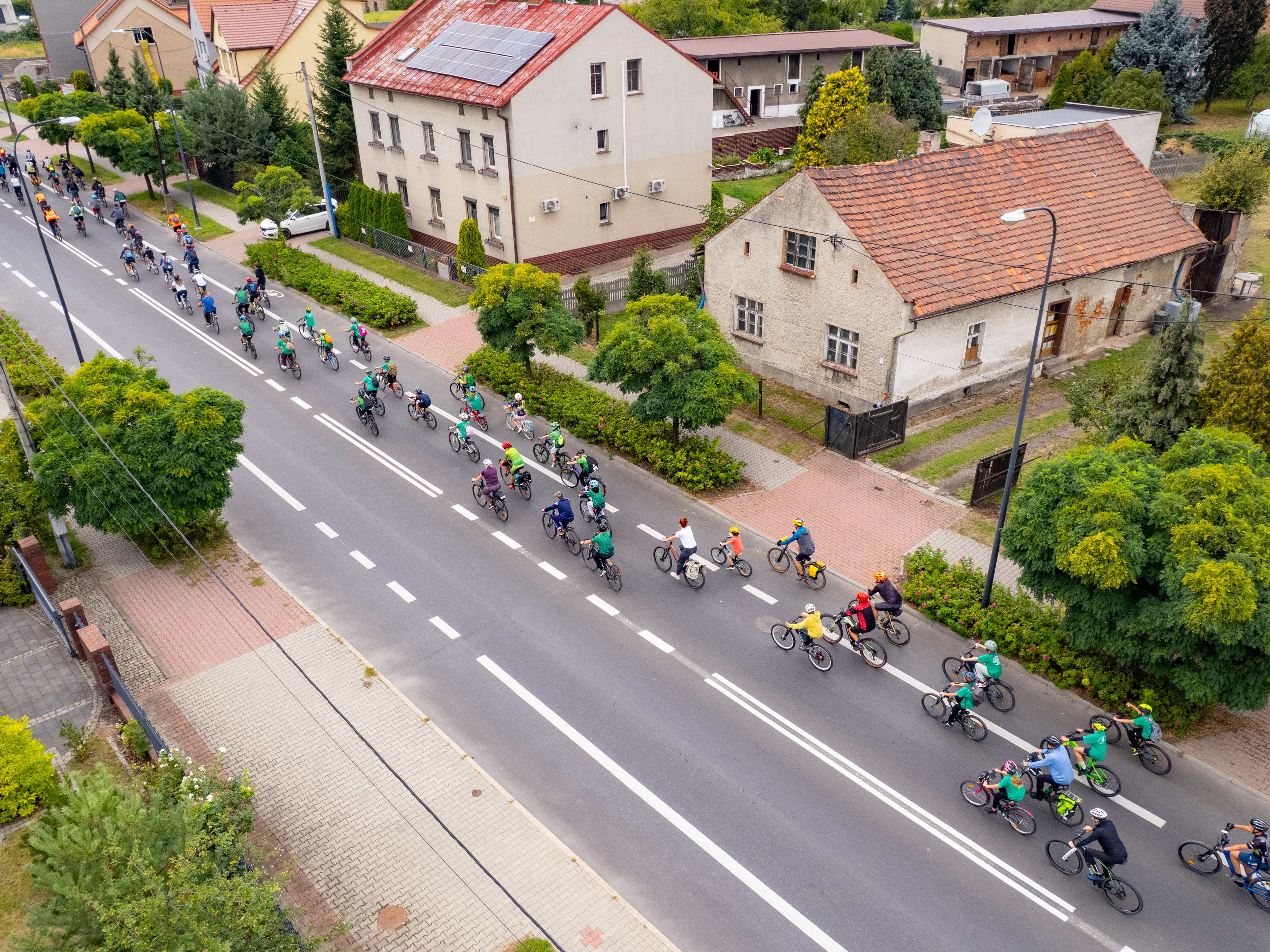 Zdjęcie rowerzystów na ulicy