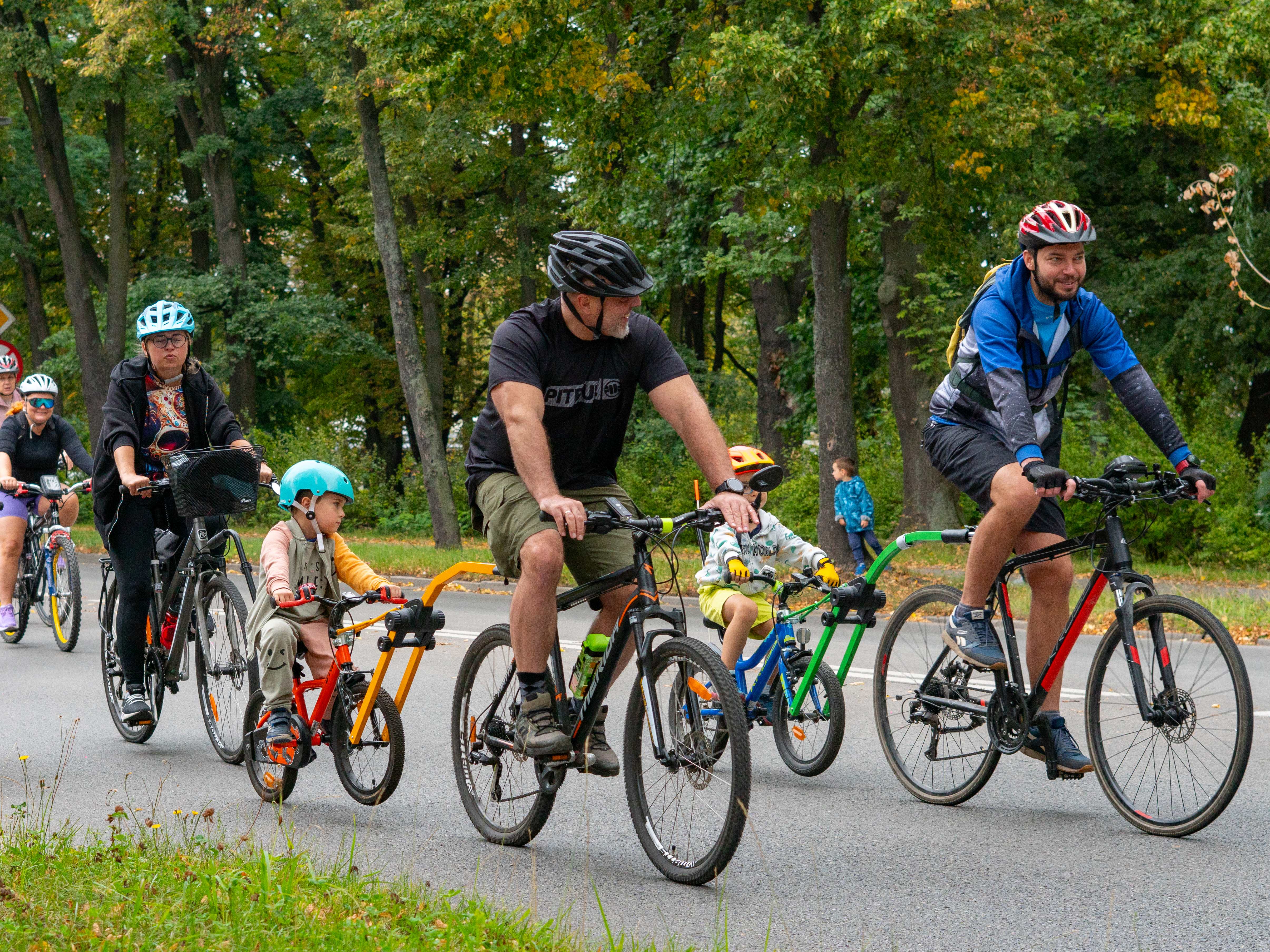 Zdjęcie rowerzystów na ulicy 