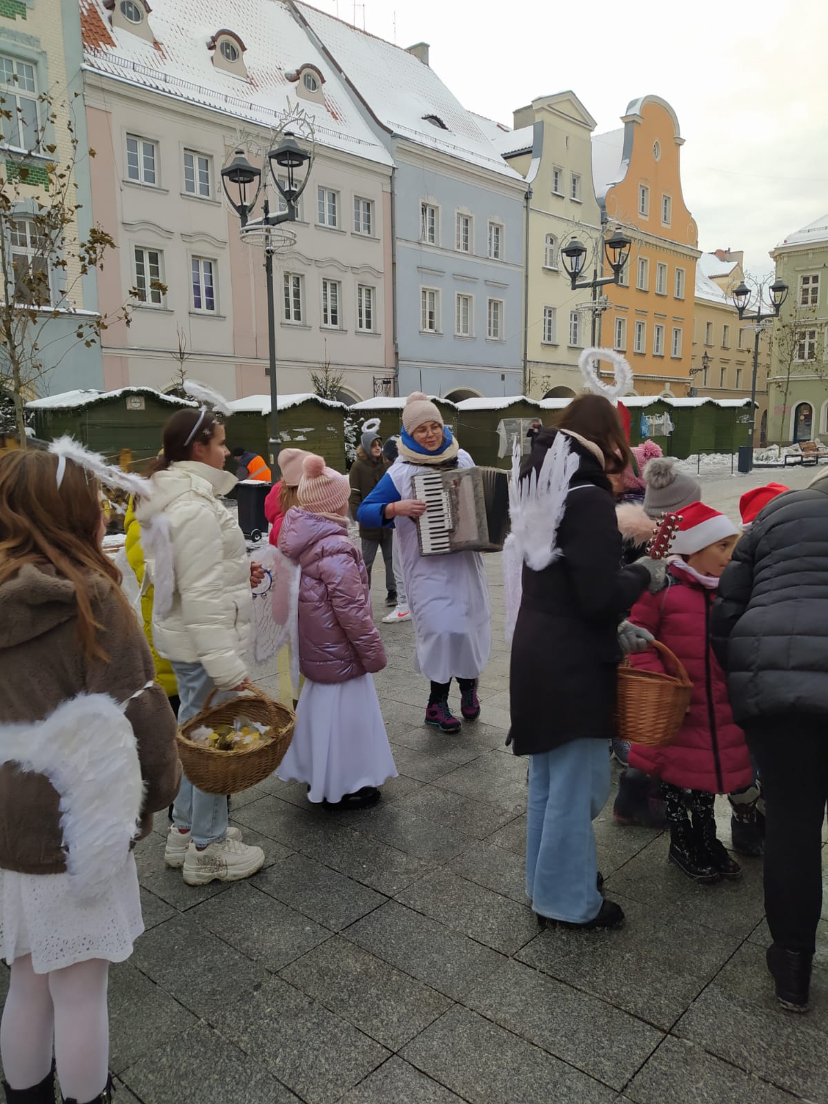 Fot. materiały organizatora Korowód aniołów śpiewający na Rynku
