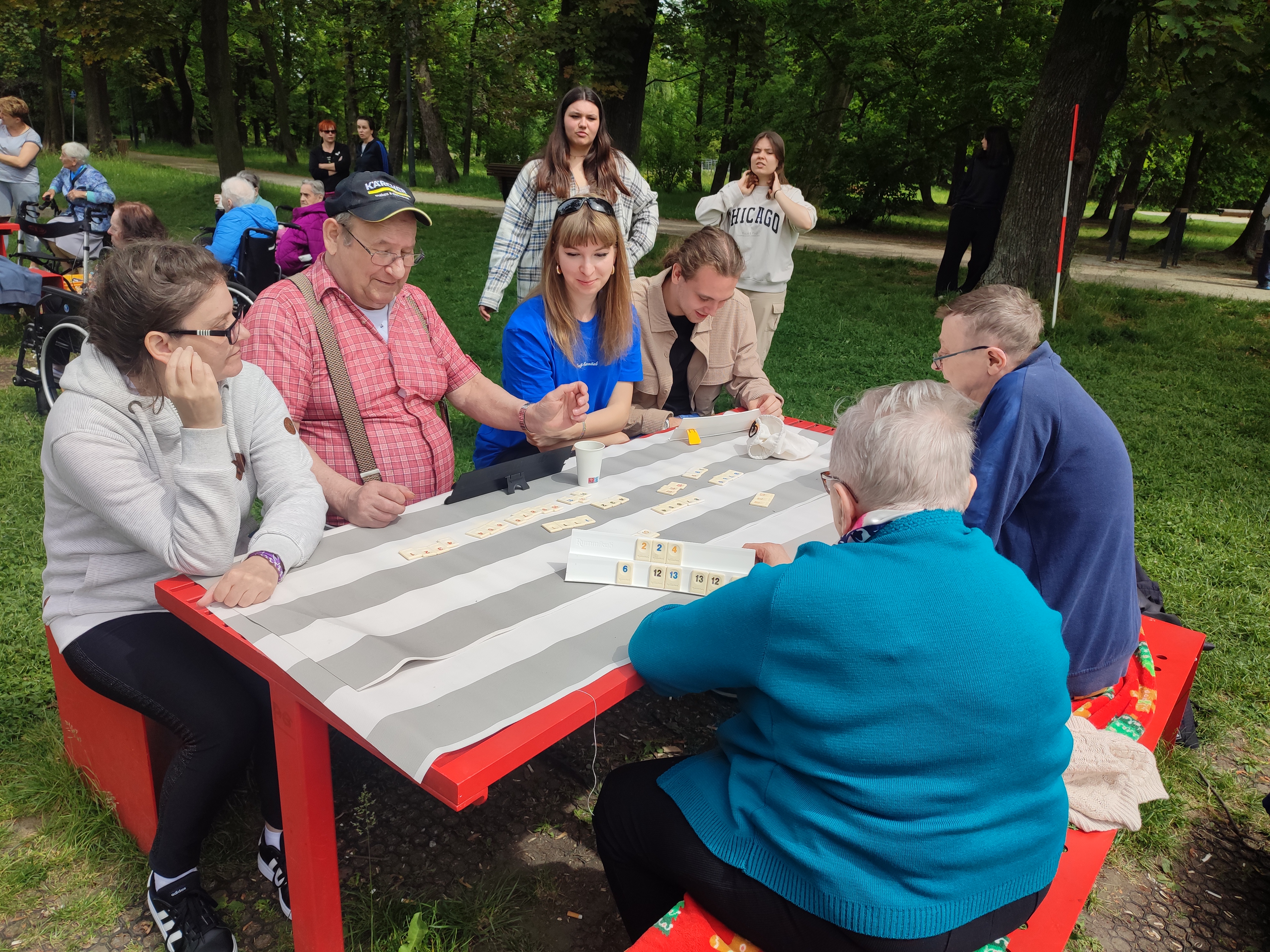 Fot. Zespół Szkół Ceramiczno-Budowlanych w Gliwicach Spacer młodzieży z Zespołu Szkół Ceramiczno-Budowlanych z pensjonariuszami DPS „Nasz Dom” i DPS „Opoka”