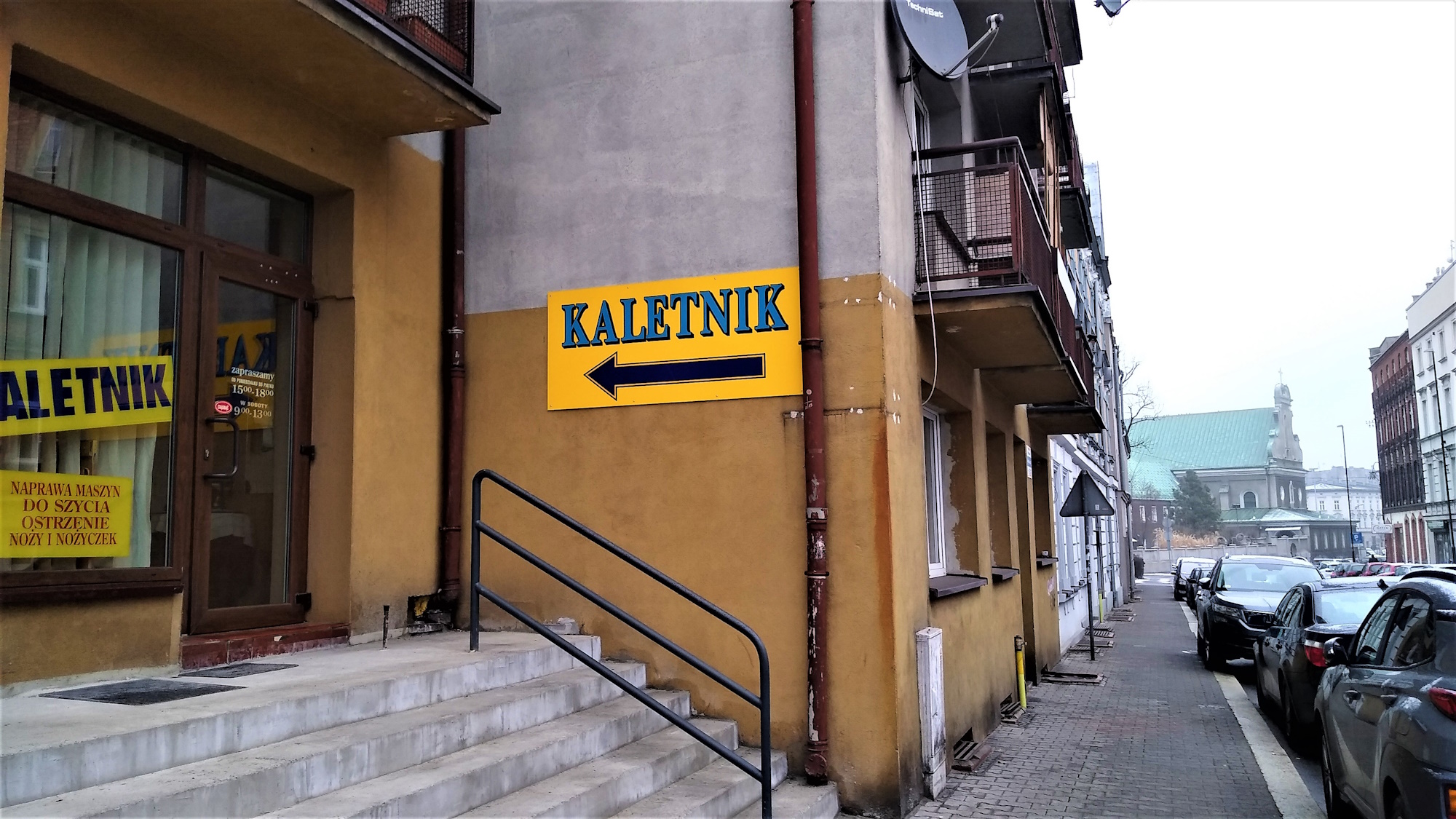 Daszyńskiego 14. Nieopodal kościół Podwyższenia Krzyża Świętego i ul. Siemińskiego. Fot. M.Foltyn/UM Gliwice Szyld zakładu kaletniczego