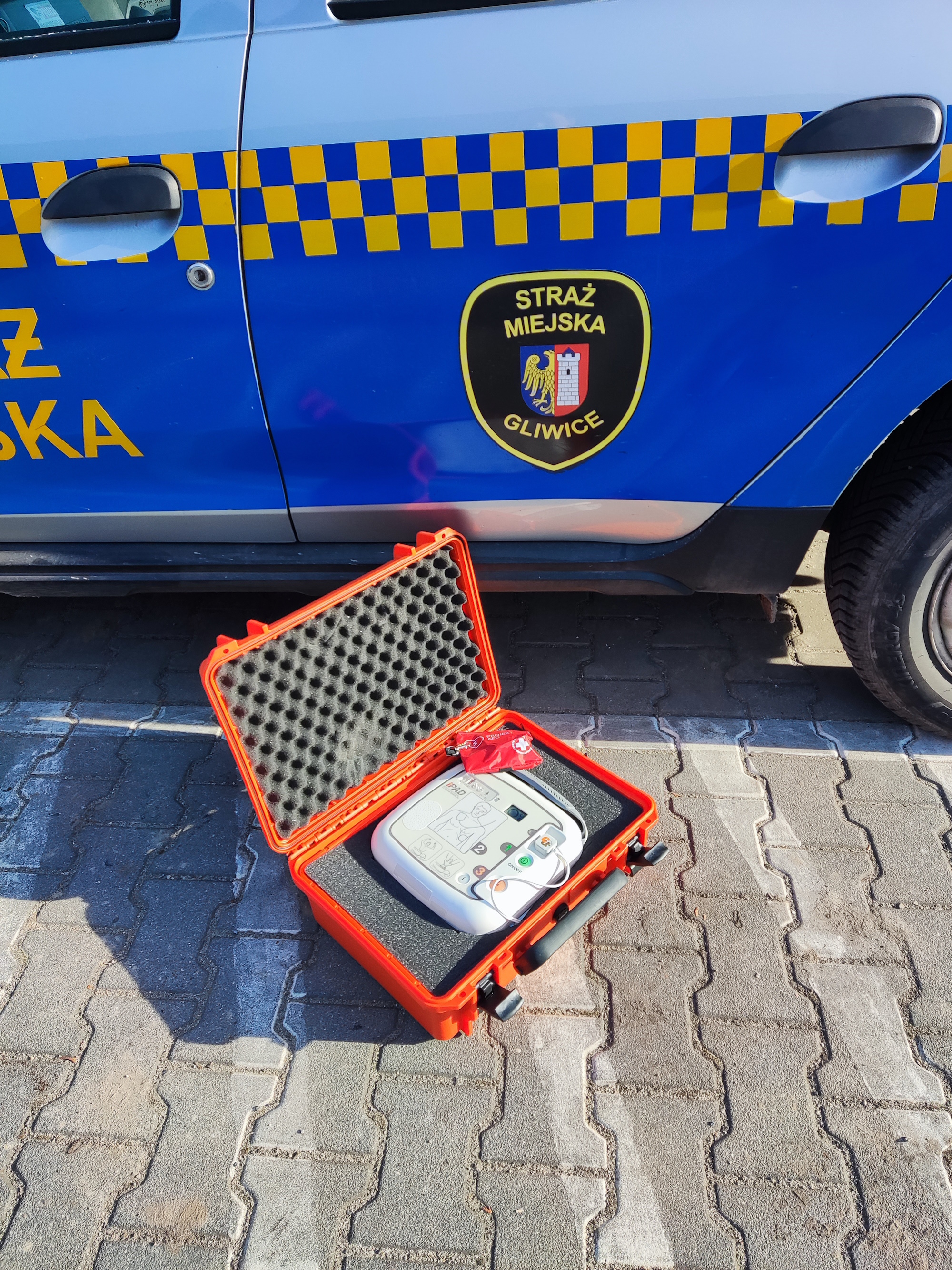 Fot. materiały Straży Miejskiej defibrylator przy samochodzie