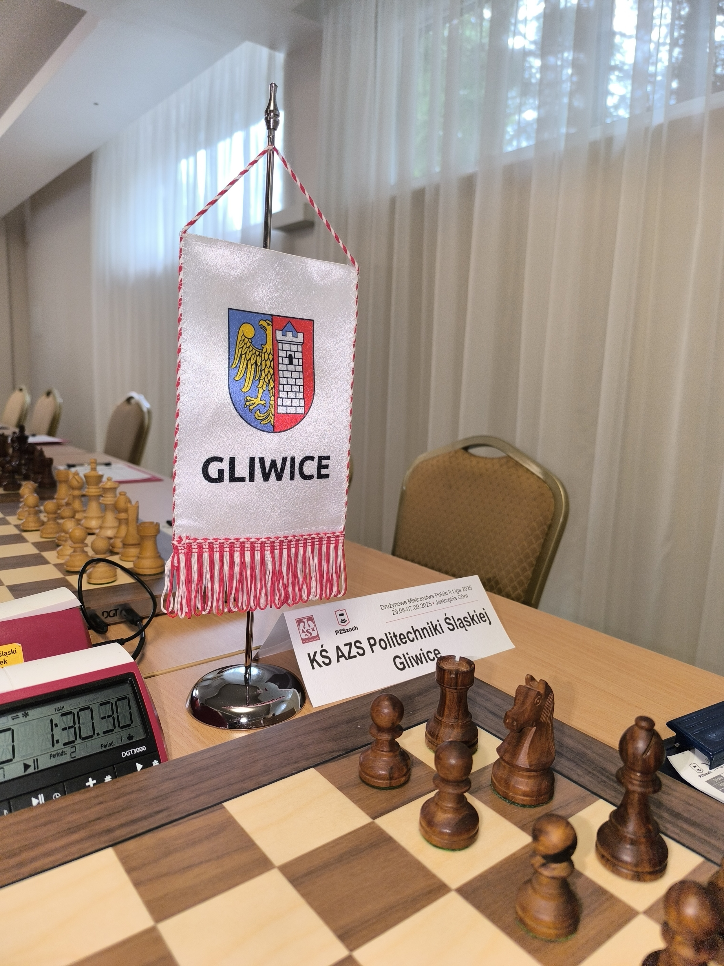 Szachownica i proporczyk z herbem Gliwic