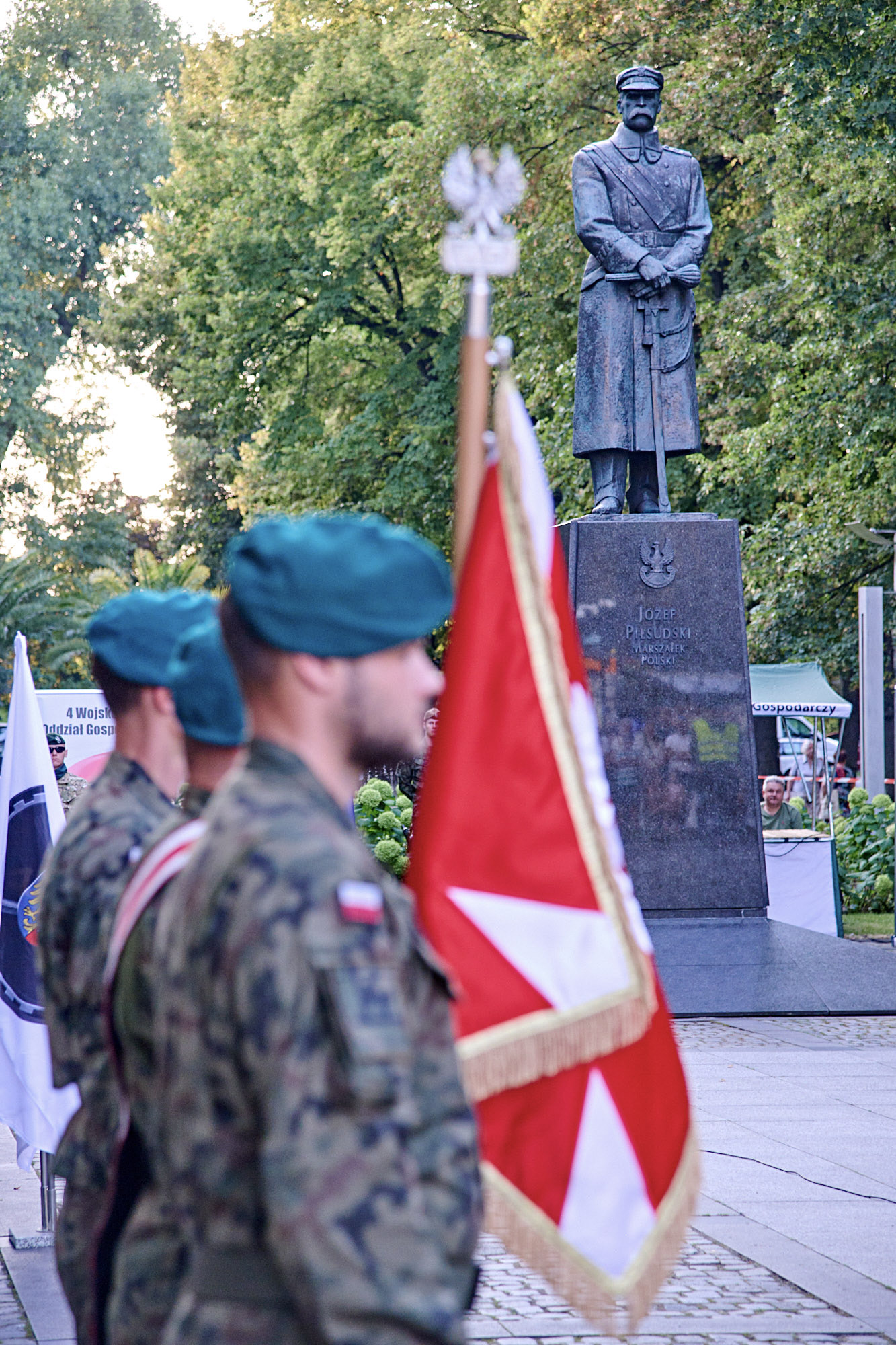 żołnierze przy pomniku