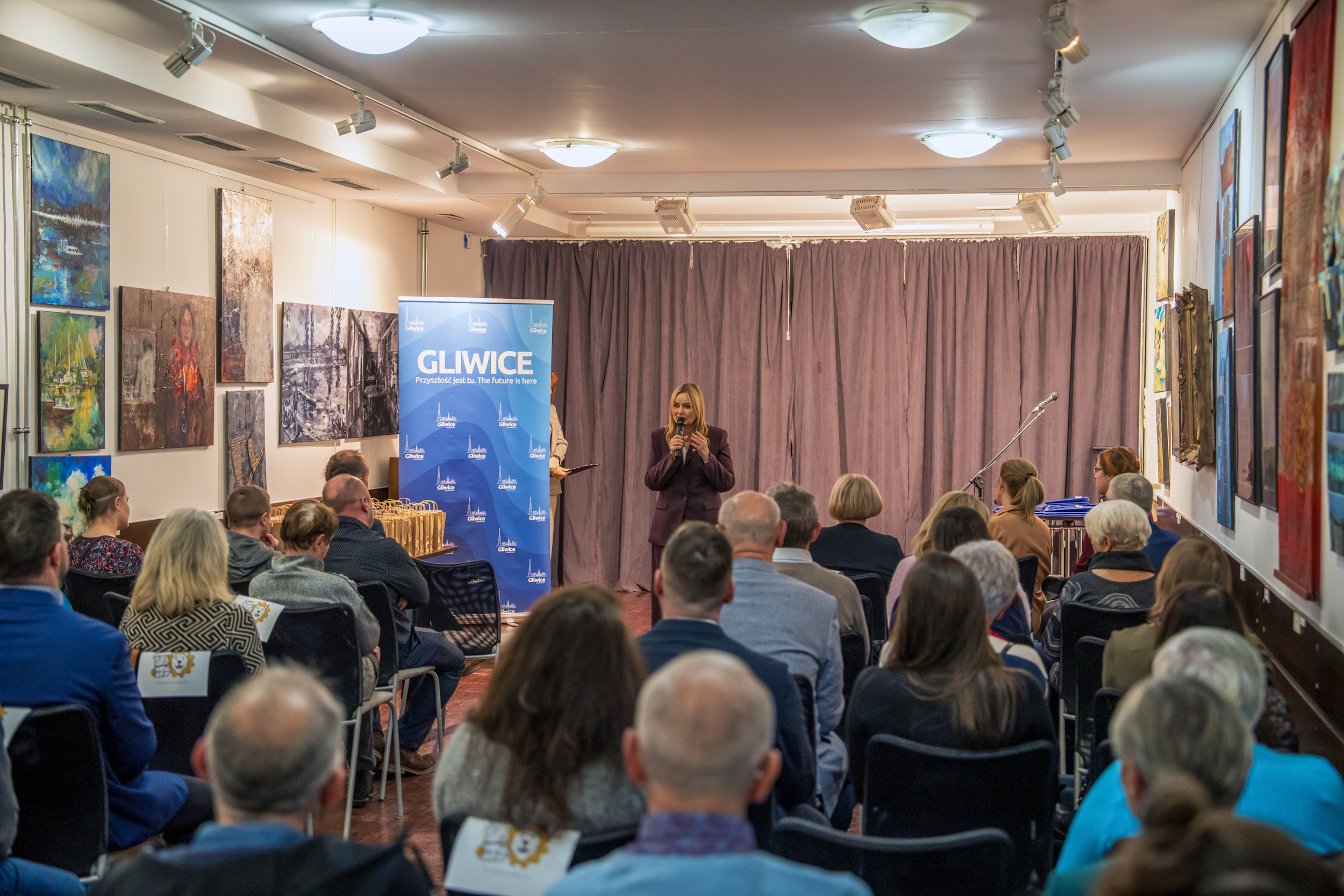 Sala pełna autorów zwycięskich projektów