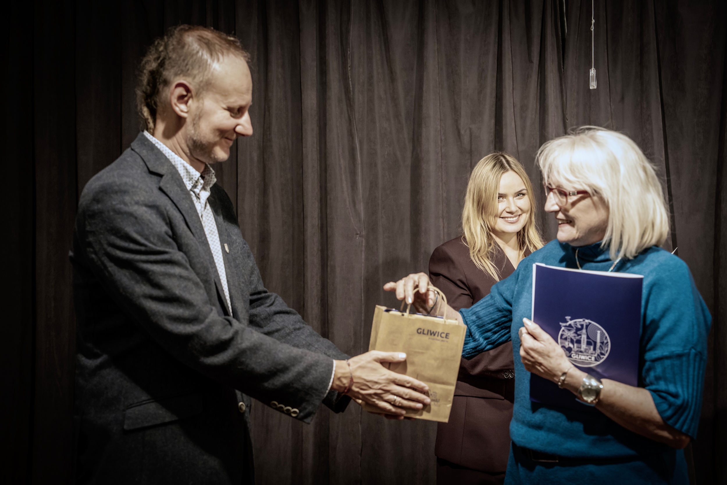 Autorka zwycięskiego wniosku odbierająca podziękowanie od zastępcy prezydent Gliwic