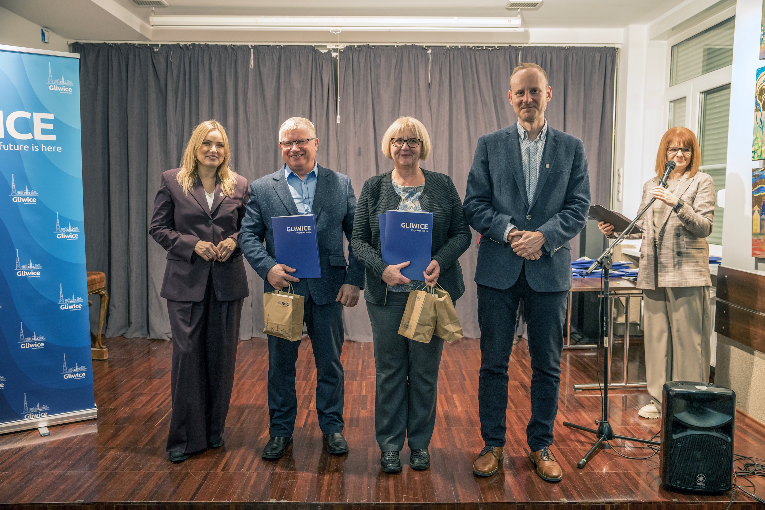 Autorzy zwycięskich wniosków pozujący z prezydent Gliwic i jej zastępcą