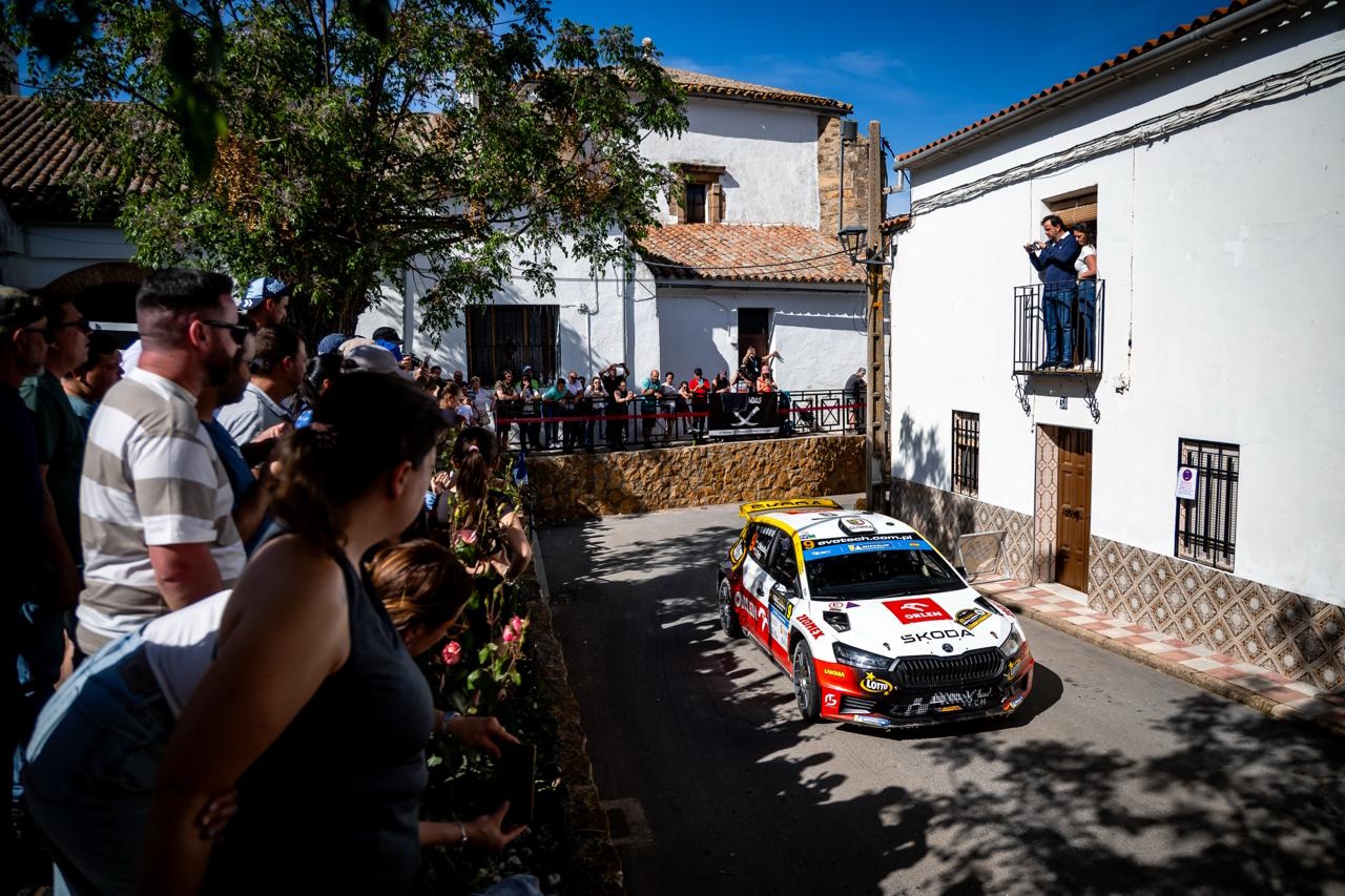 Kibice fotografujący samochód rajdowy Polaków