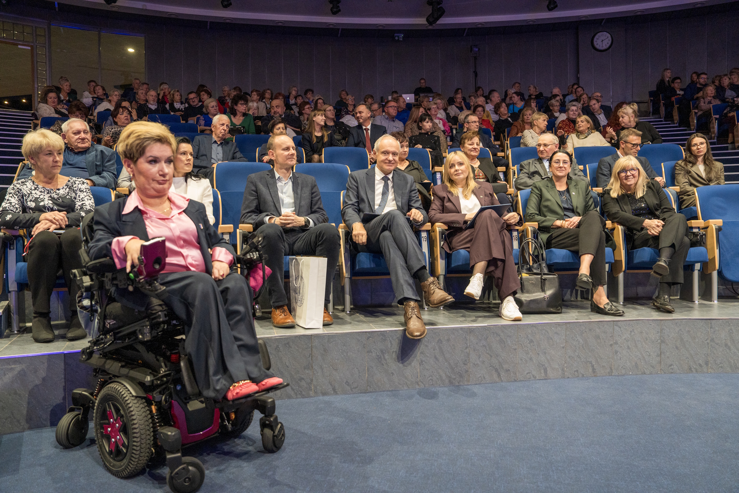 Kierownictwo miasta w pierwszym rzędzie sali