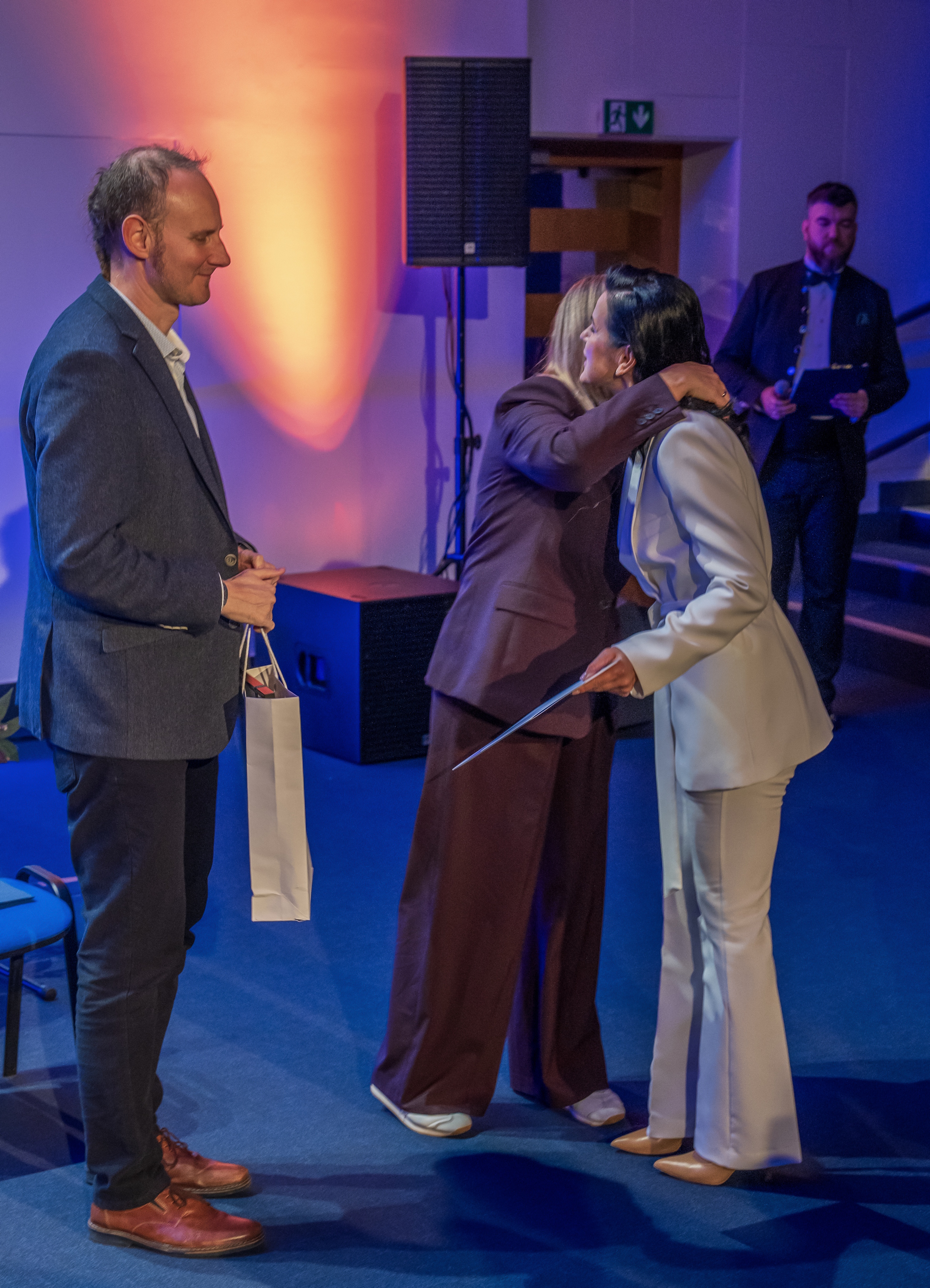 Prezydent Gliwic i jej zastępca dziękujący prezes Hospicjum