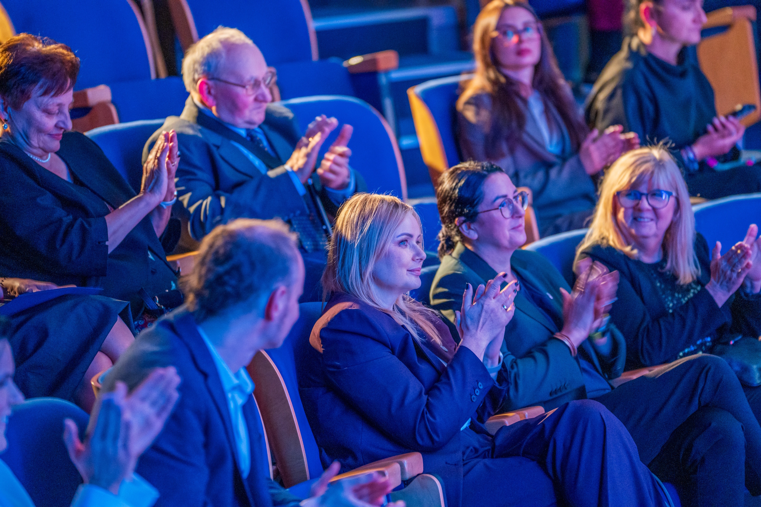 Prezydent oglądająca występy artystyczne