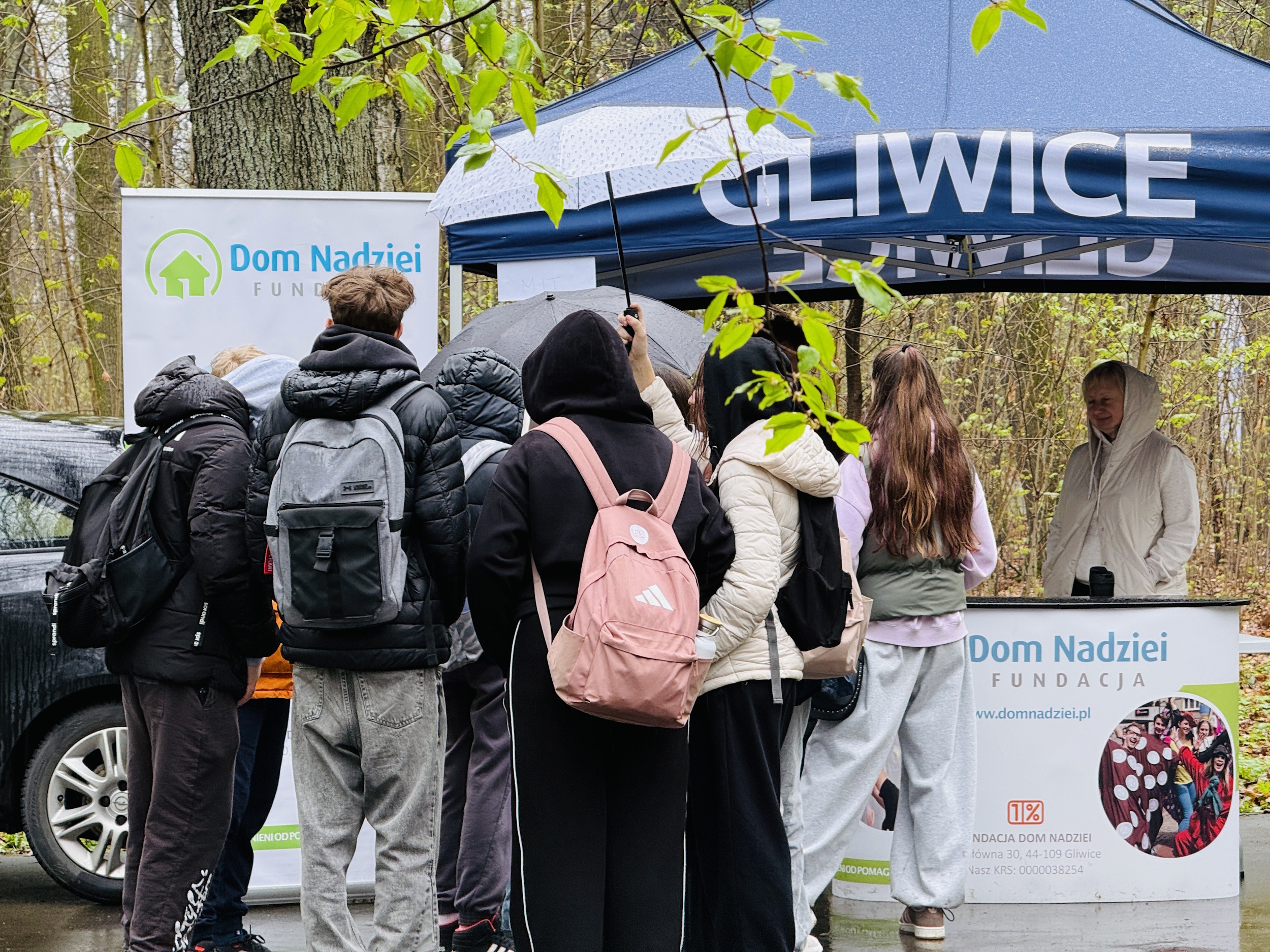 Młodzież przy stoisku Domu Nadziei