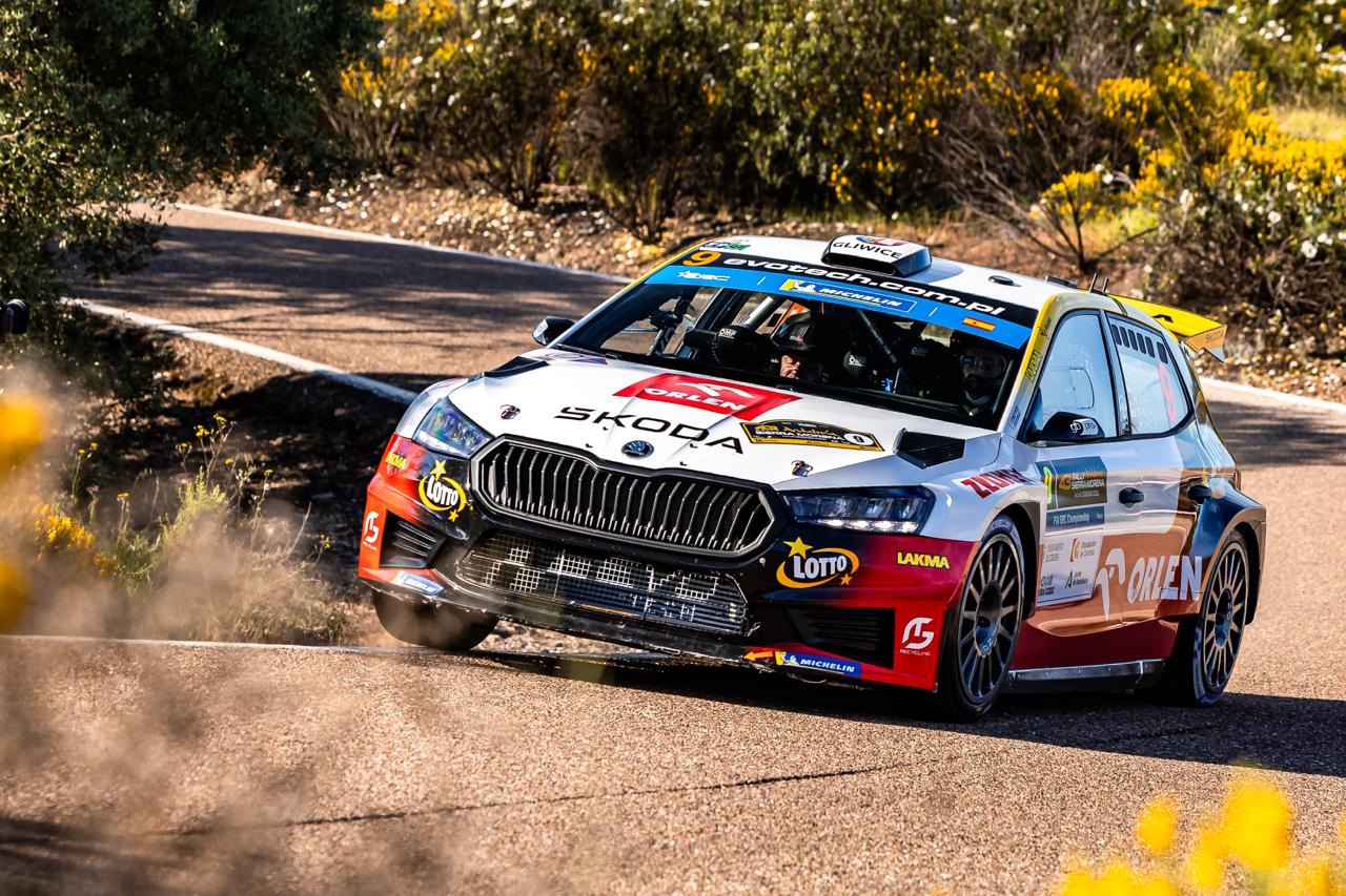 Samochód rajdowy Polaków na torze