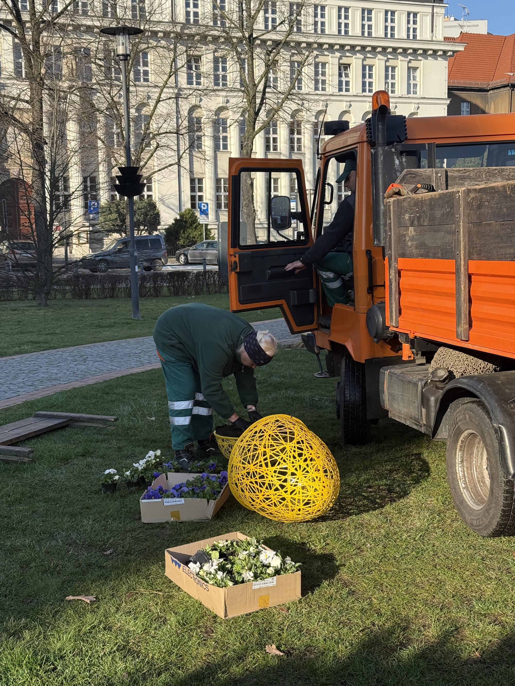 kobieta przy kwietniki i ciągnik