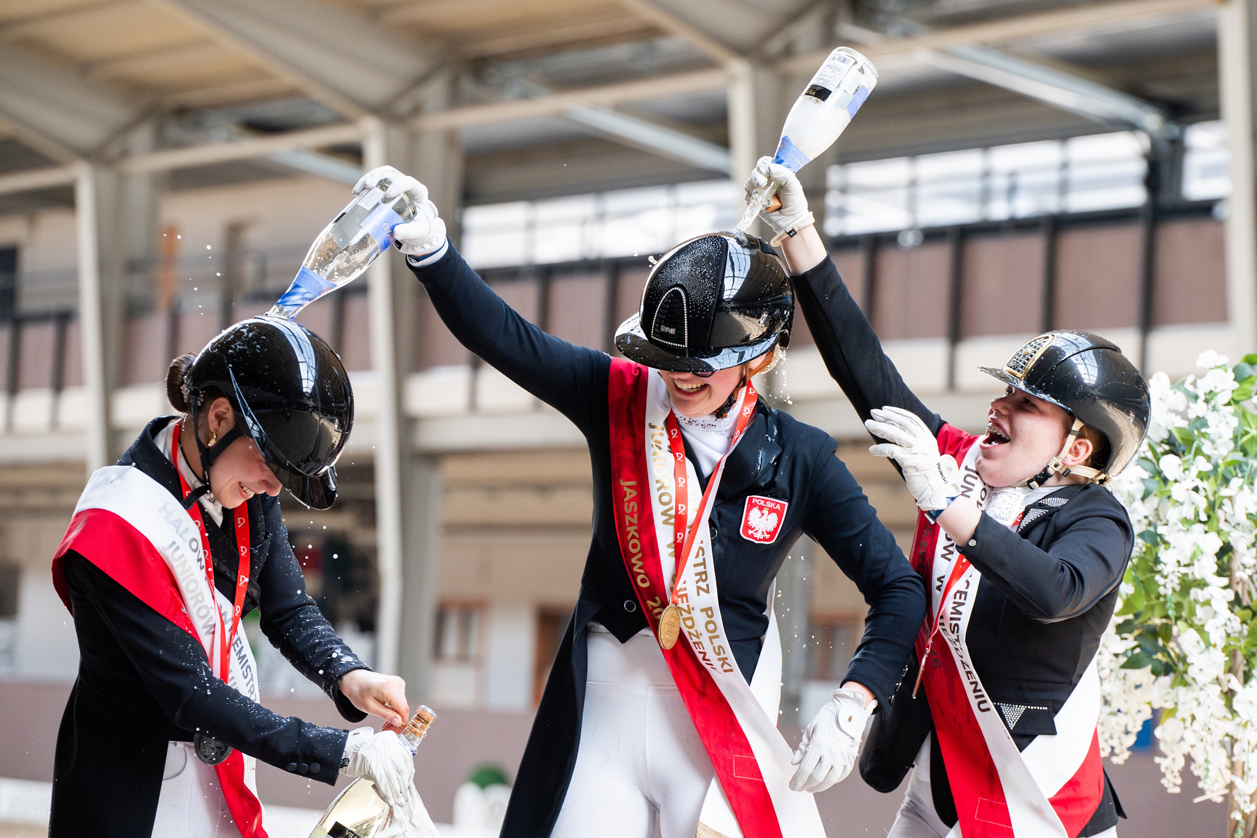 Maja oblewająca się szampanem z innymi zawodniczkami