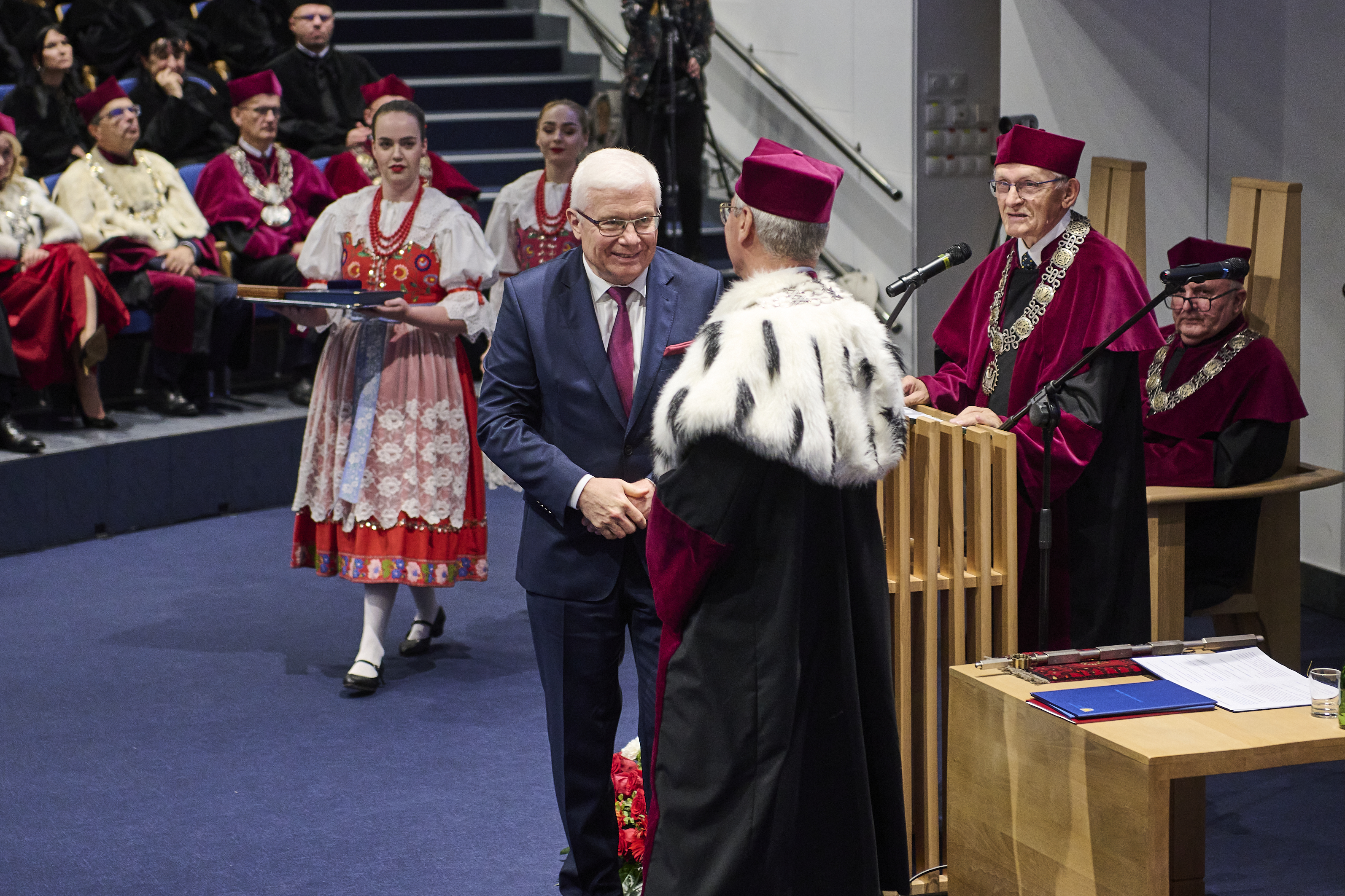 Fot. M. Buksa/ UM w Gliwicach Prezydent Gliwic Adam Neumann odbierający nagrody z rąk rektora Politechniki Śląskiej, prof. Arkadiusza Mężyka