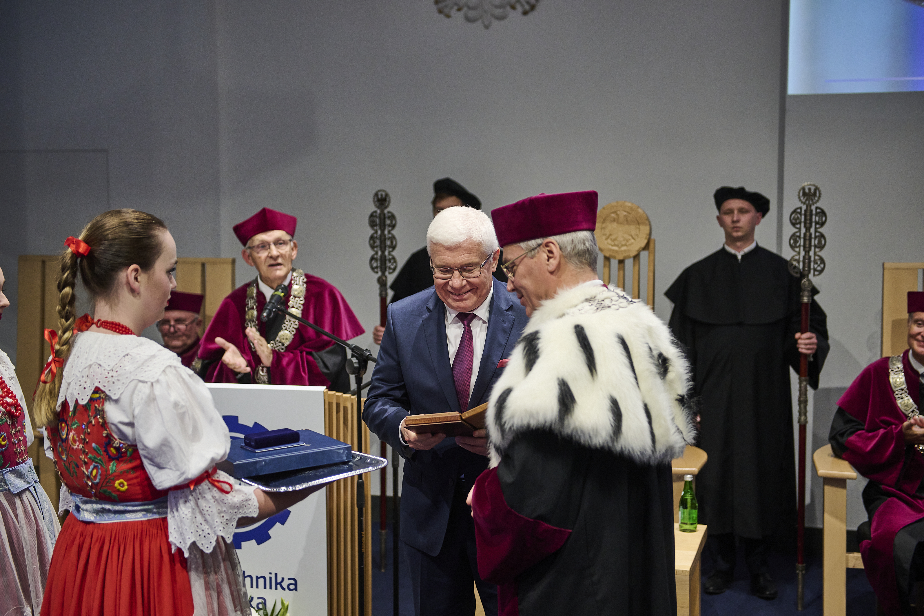 Fot. M. Buksa/ UM w Gliwicach Prezydent Gliwic Adam Neumann odbierający nagrody z rąk rektora Politechniki Śląskiej, prof. Arkadiusza Mężyka