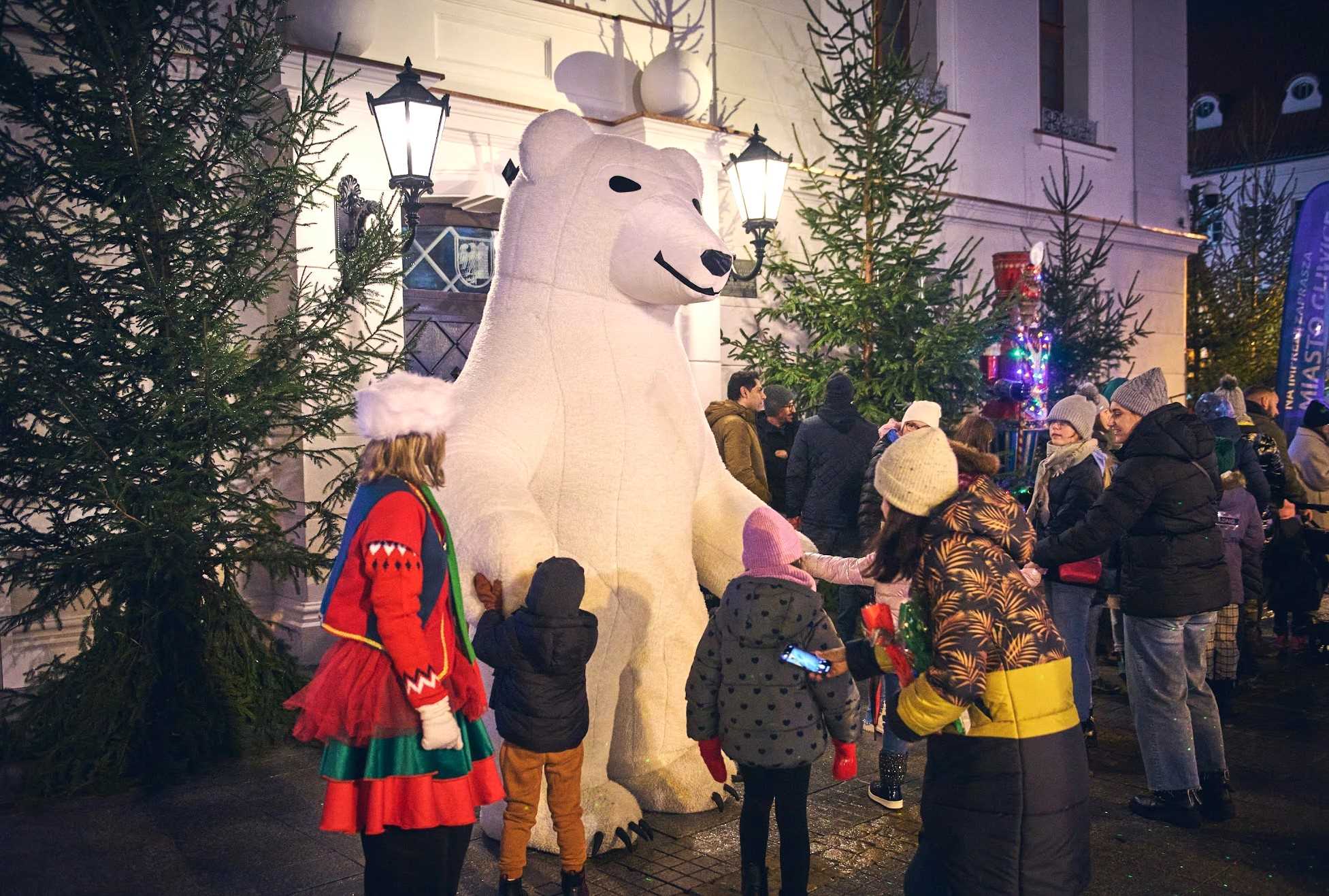 fot. M. Buksa Dzieci przy dużym białym misiu