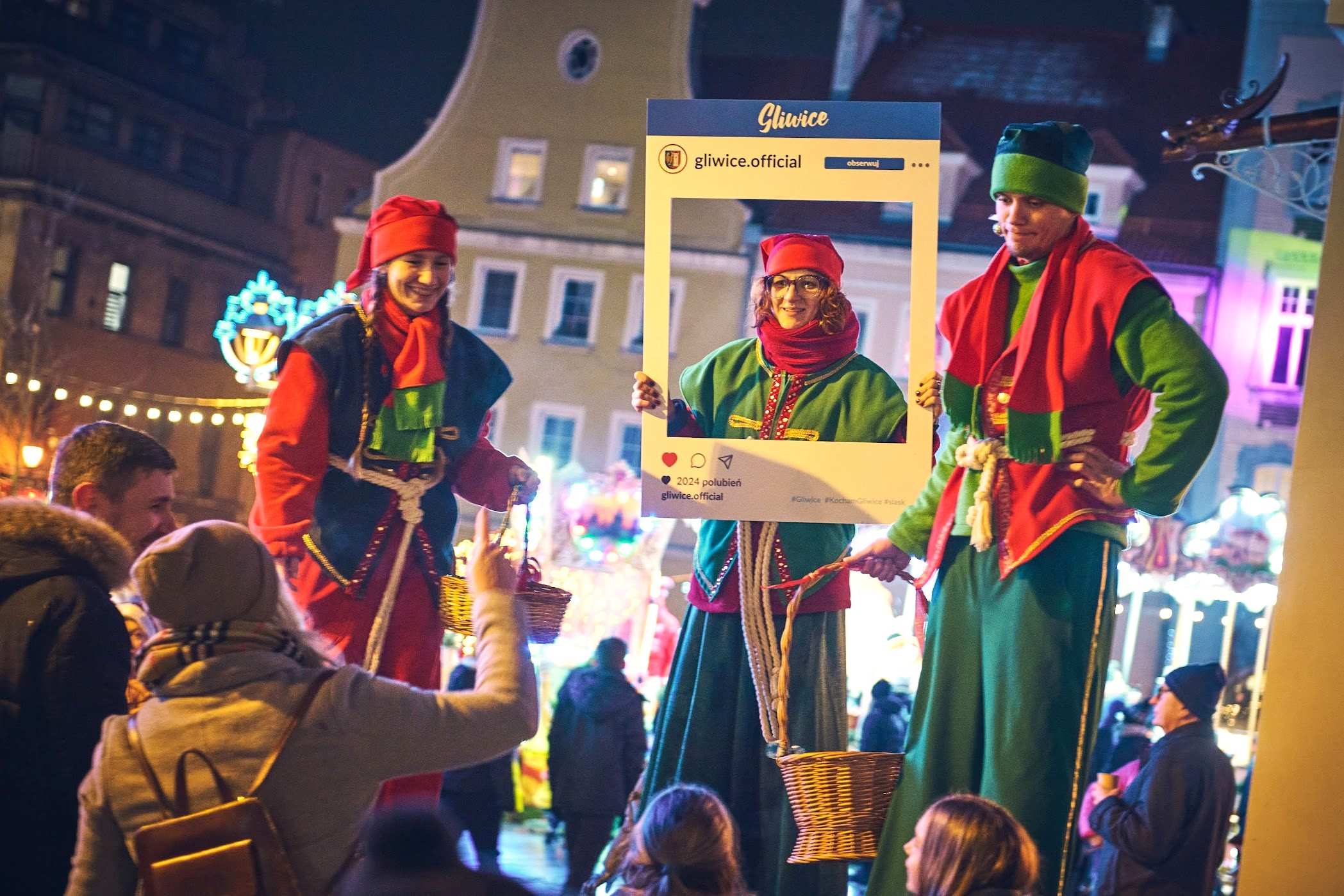 fot. M. Buksa Szczudlarze z ramka fotograficzną