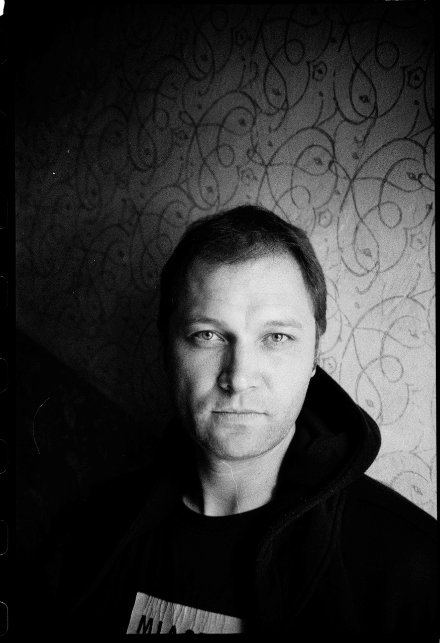 Krzysztof Siwczyk (fot. L. Castore) mężczyzna w czarnej bluzie z kapturem