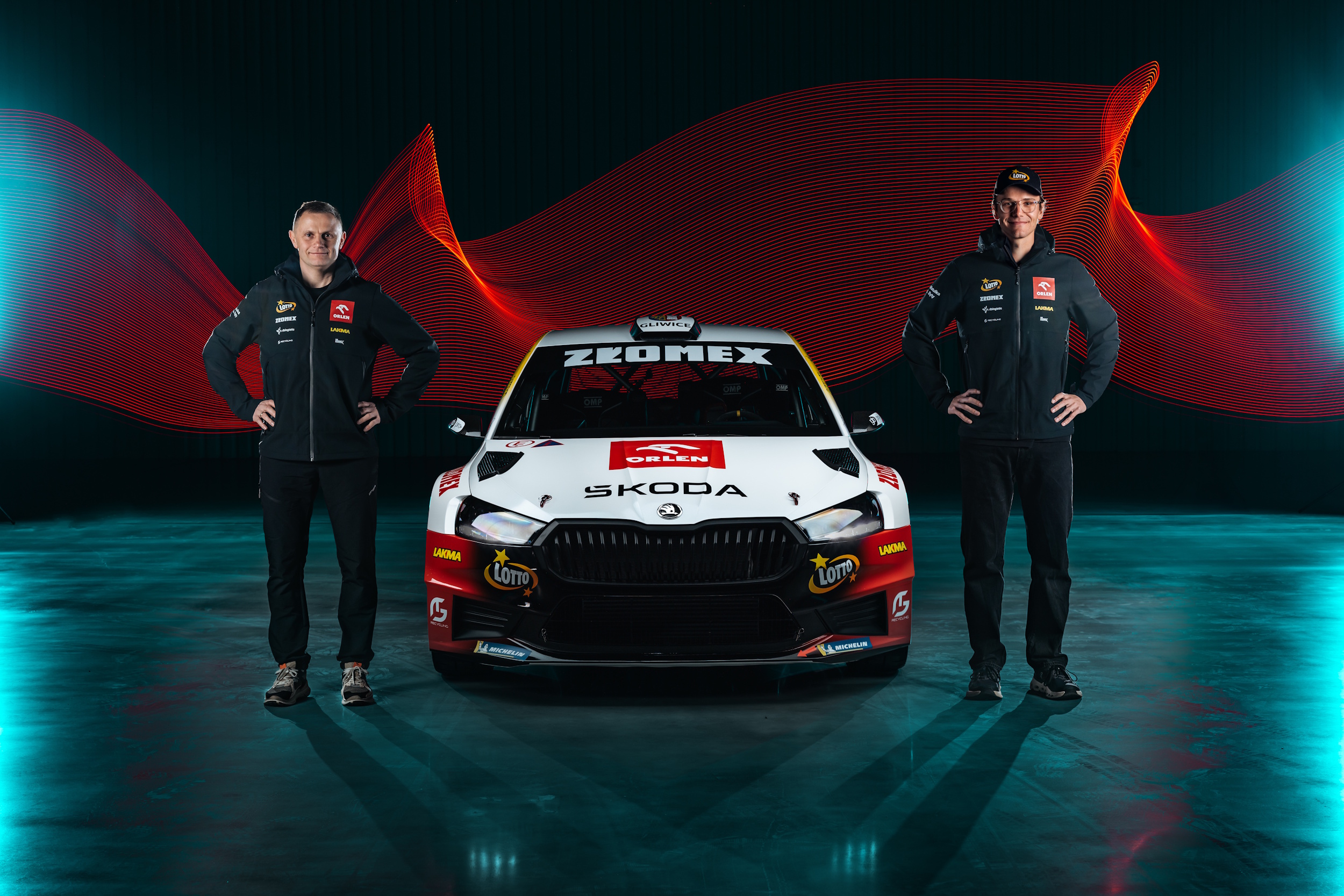 Jakub Matulka i pilot Damian Syty przy samochodzie