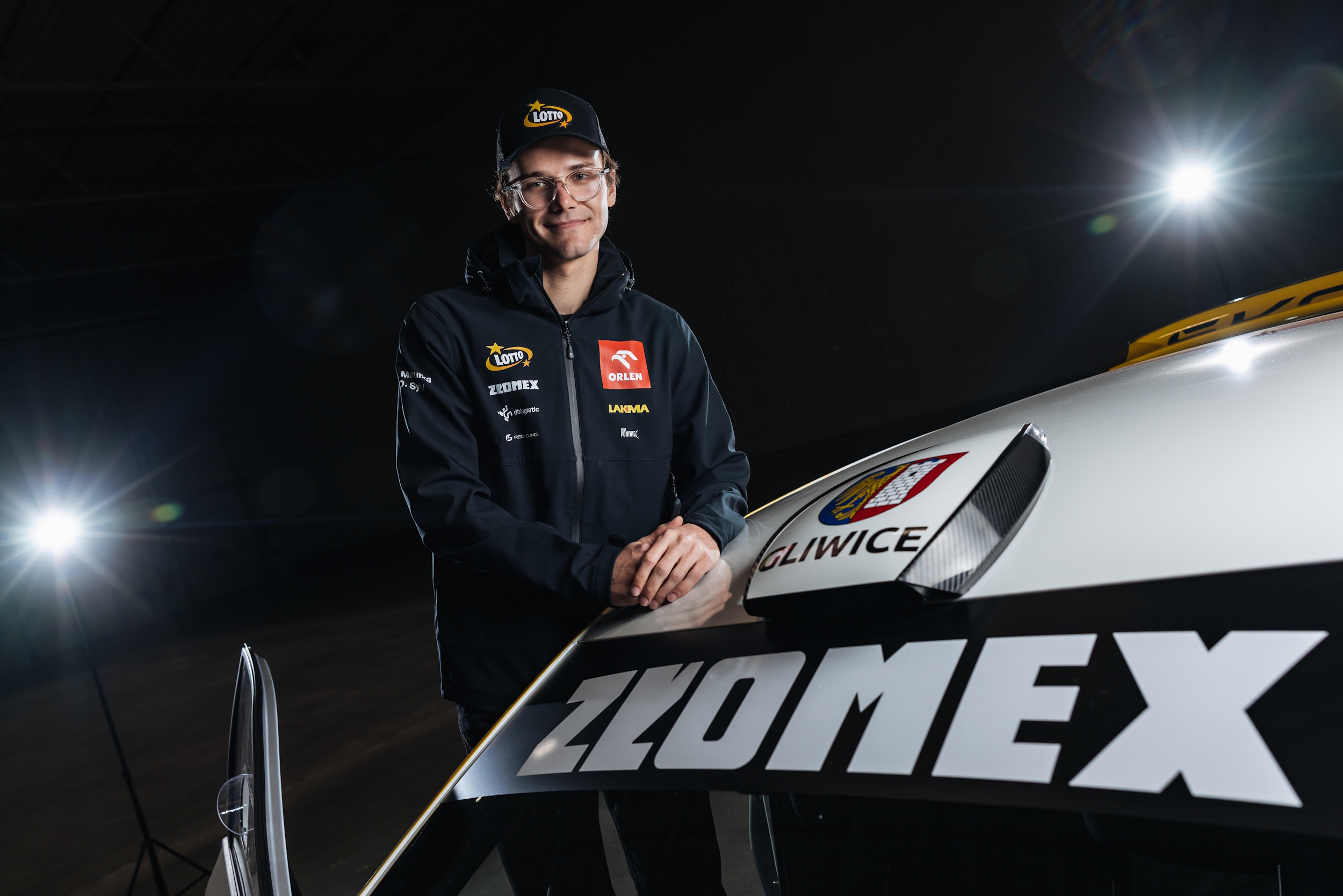 Jakub Matulka przy samochodzie z herbem Gliwic