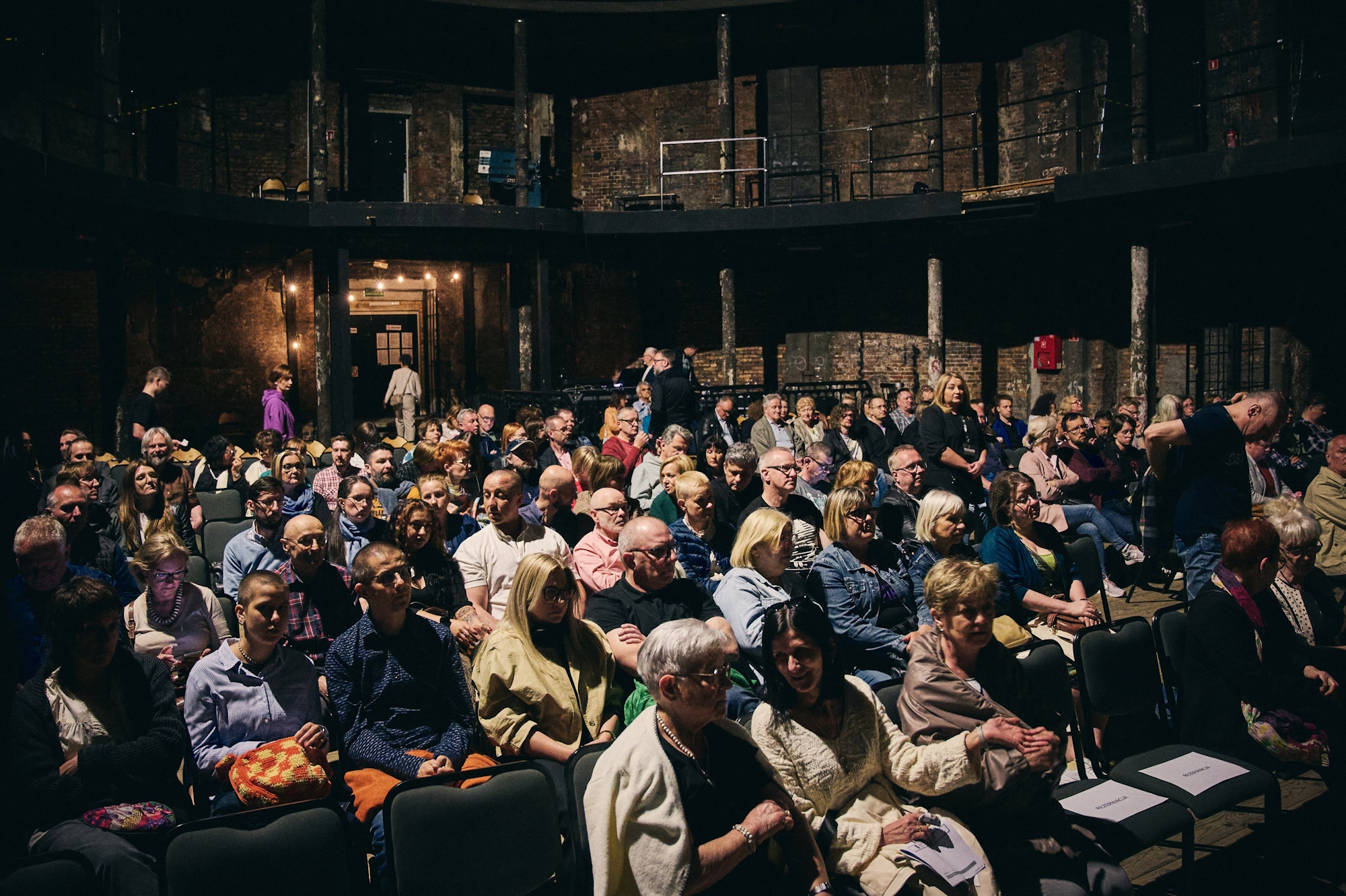Publiczność siedzi w Ruinach Teatru Victoria