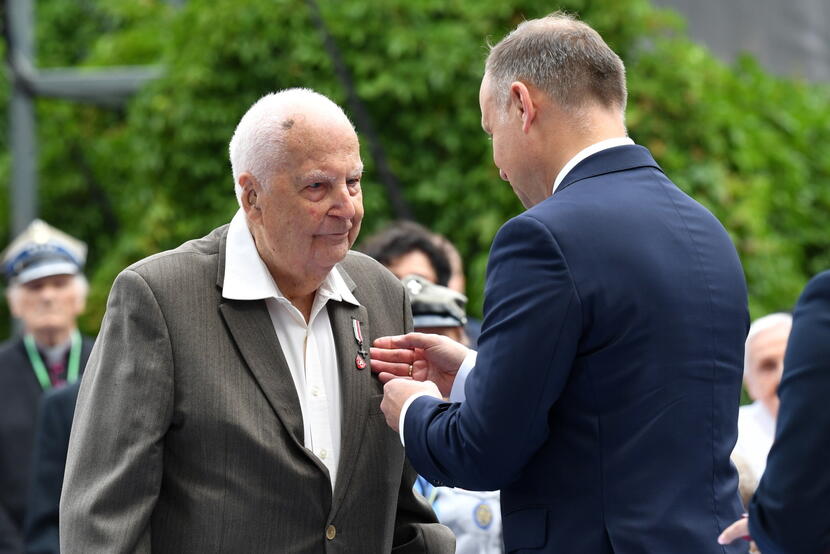 fot. Kancelaria Prezydenta RP Mieczysław Buczkowski podczas odebrania odznaczenia z Prezydentem