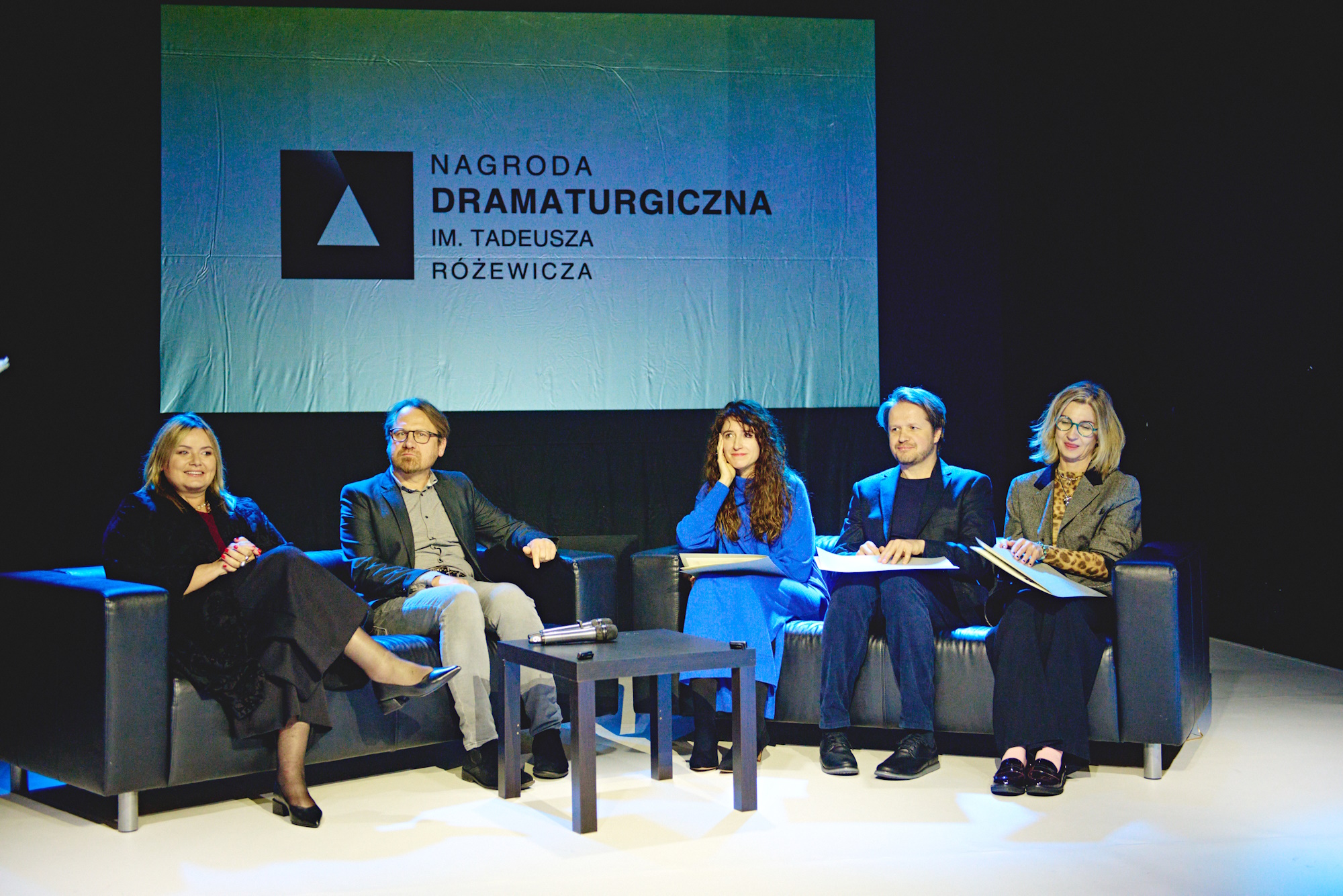 Fot. M. Buksa/UM w Gliwicach Finaliści, przydent Gliwic i dyrektor Teatru Miejskiego siedzą w fotelach na scenie