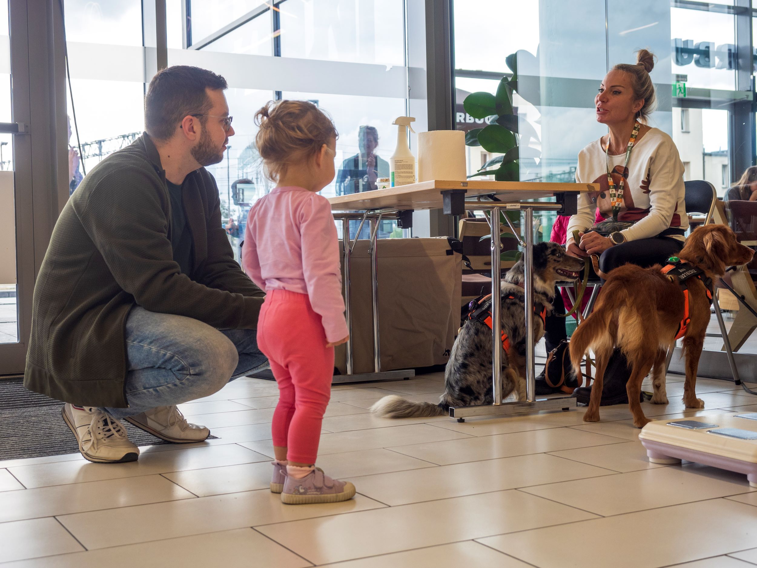 Fot. G. Ożga/ UM w Gliwicach Tato z córką przy stoisku dogoterapeutki