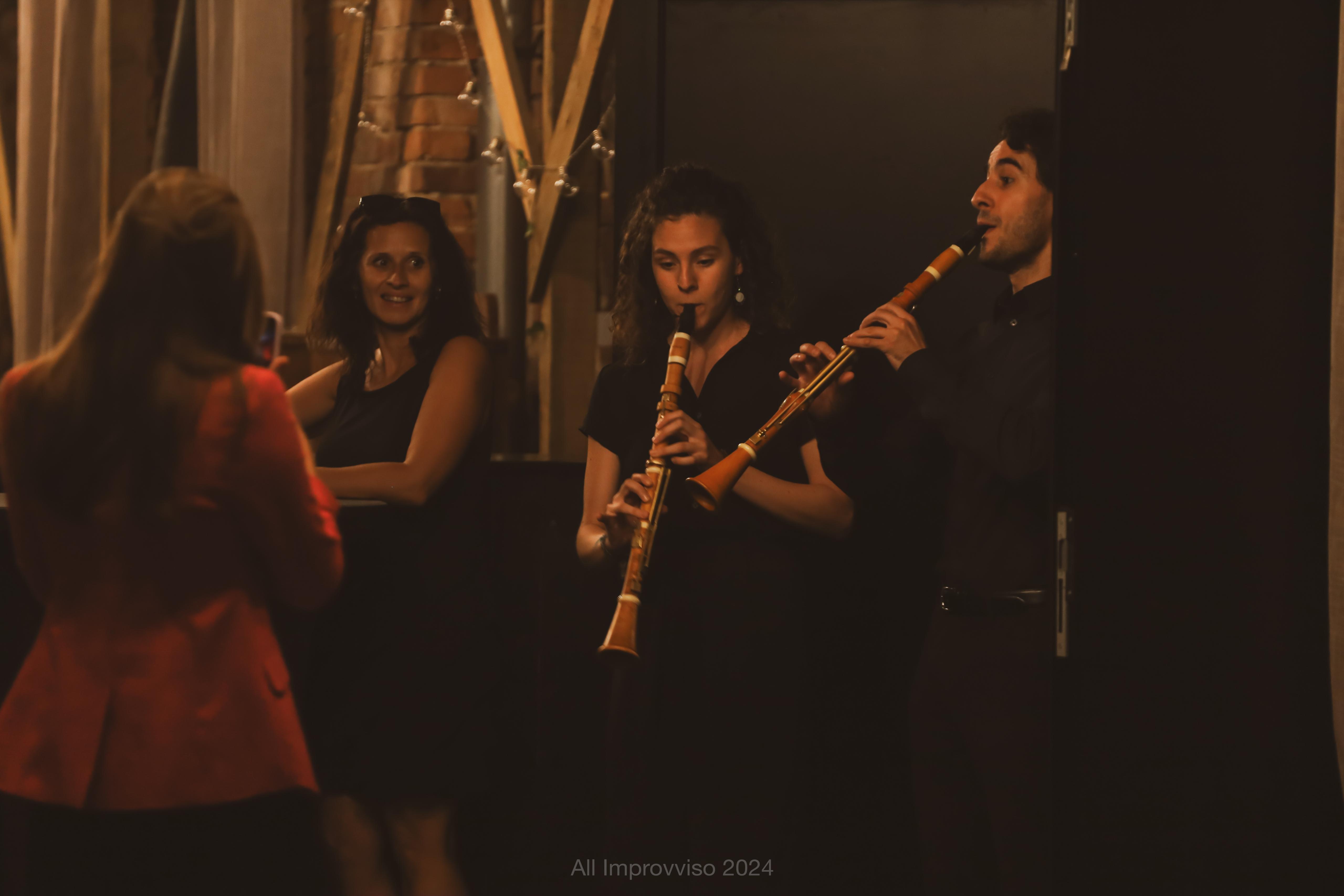 Fot. materiały All'improvviso Muzycy grają na instrumentach