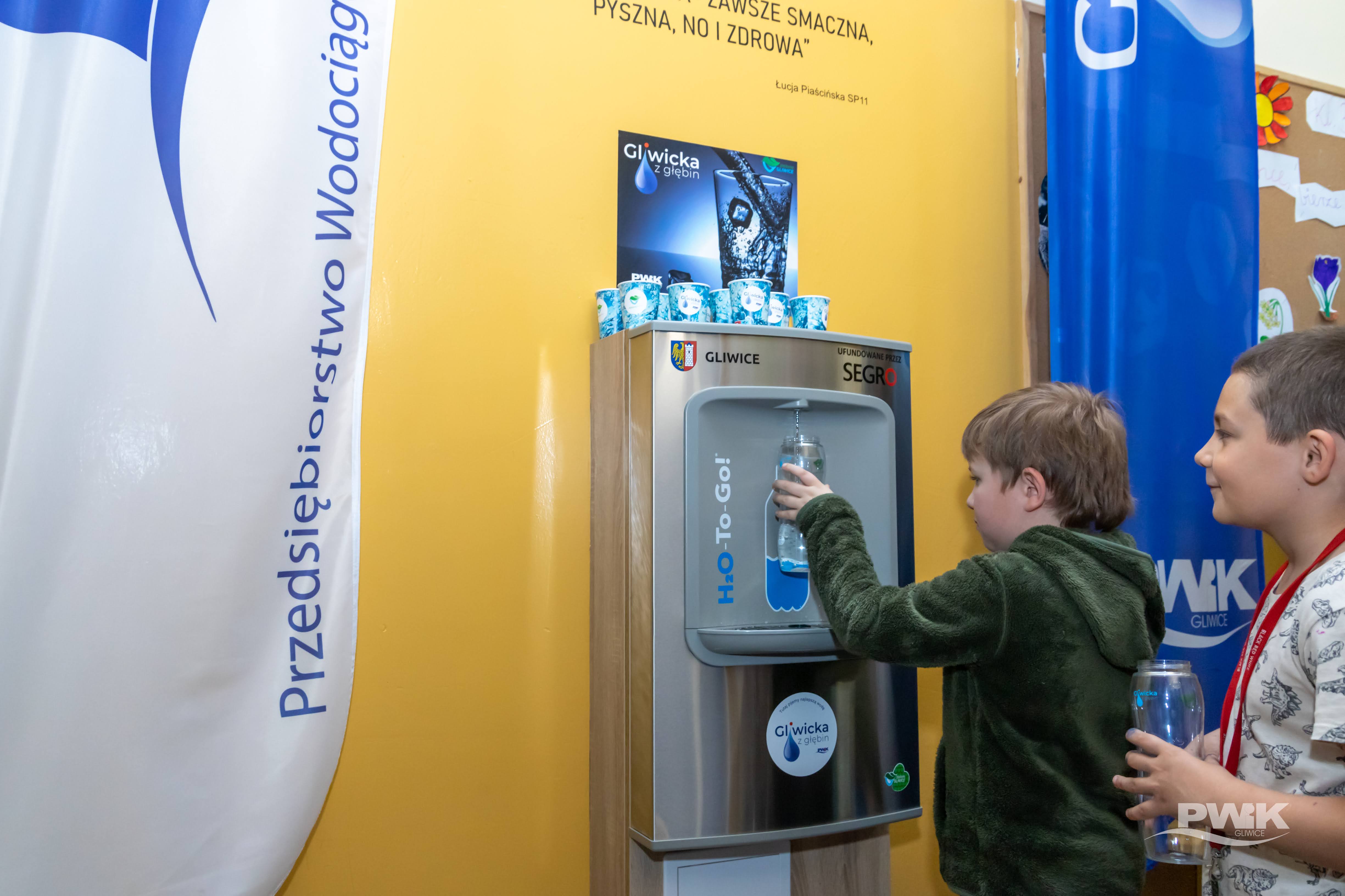 Fot. materiały PWiK Dzieci nalewające wodę do bidonów