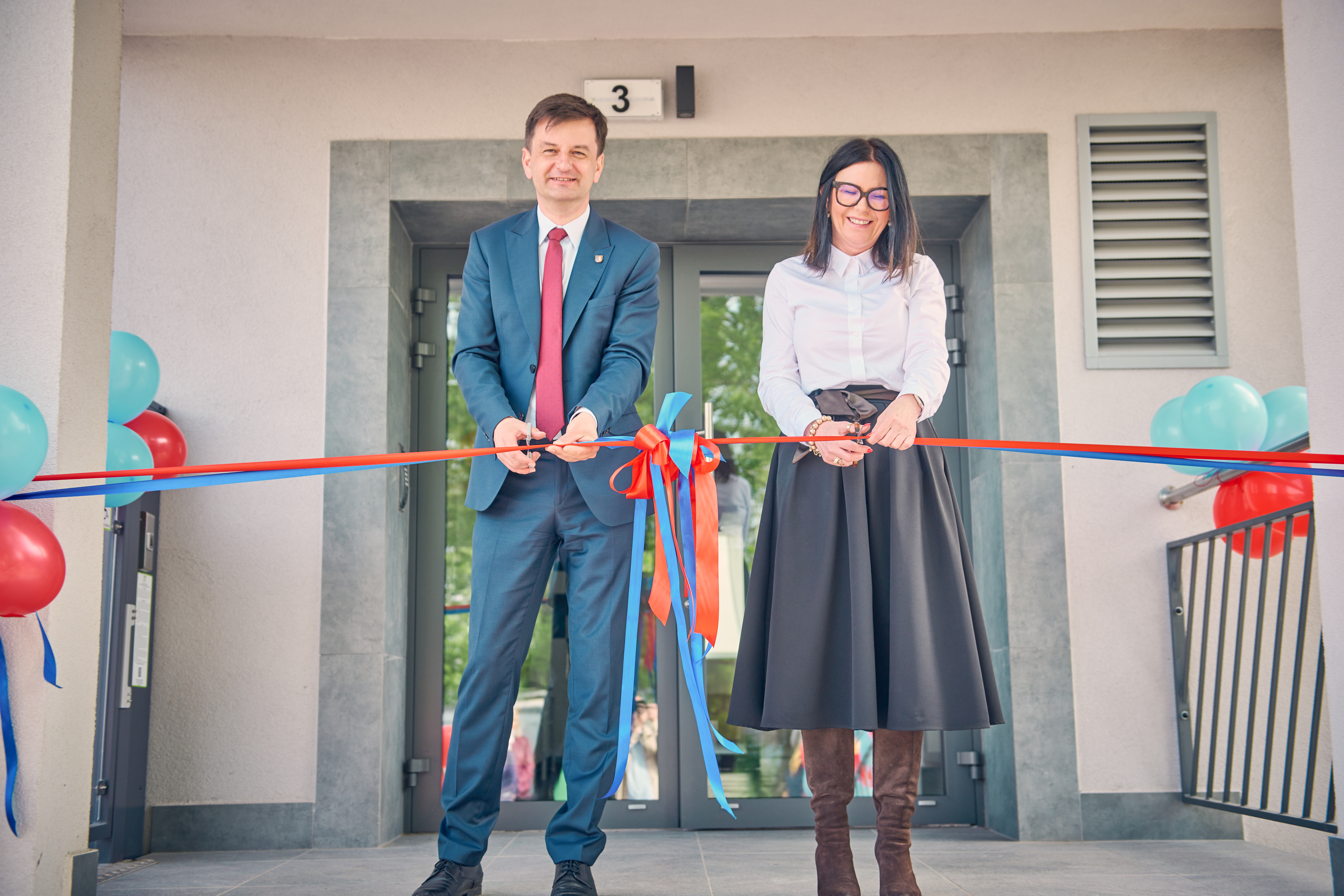 Fot. M. Buksa/ UM w Gliwicach Zastępca prezydenta Gliwic Mariusz Śpiewok przecinający wstęgę wspólnie z prezes Fundacji Różyczka