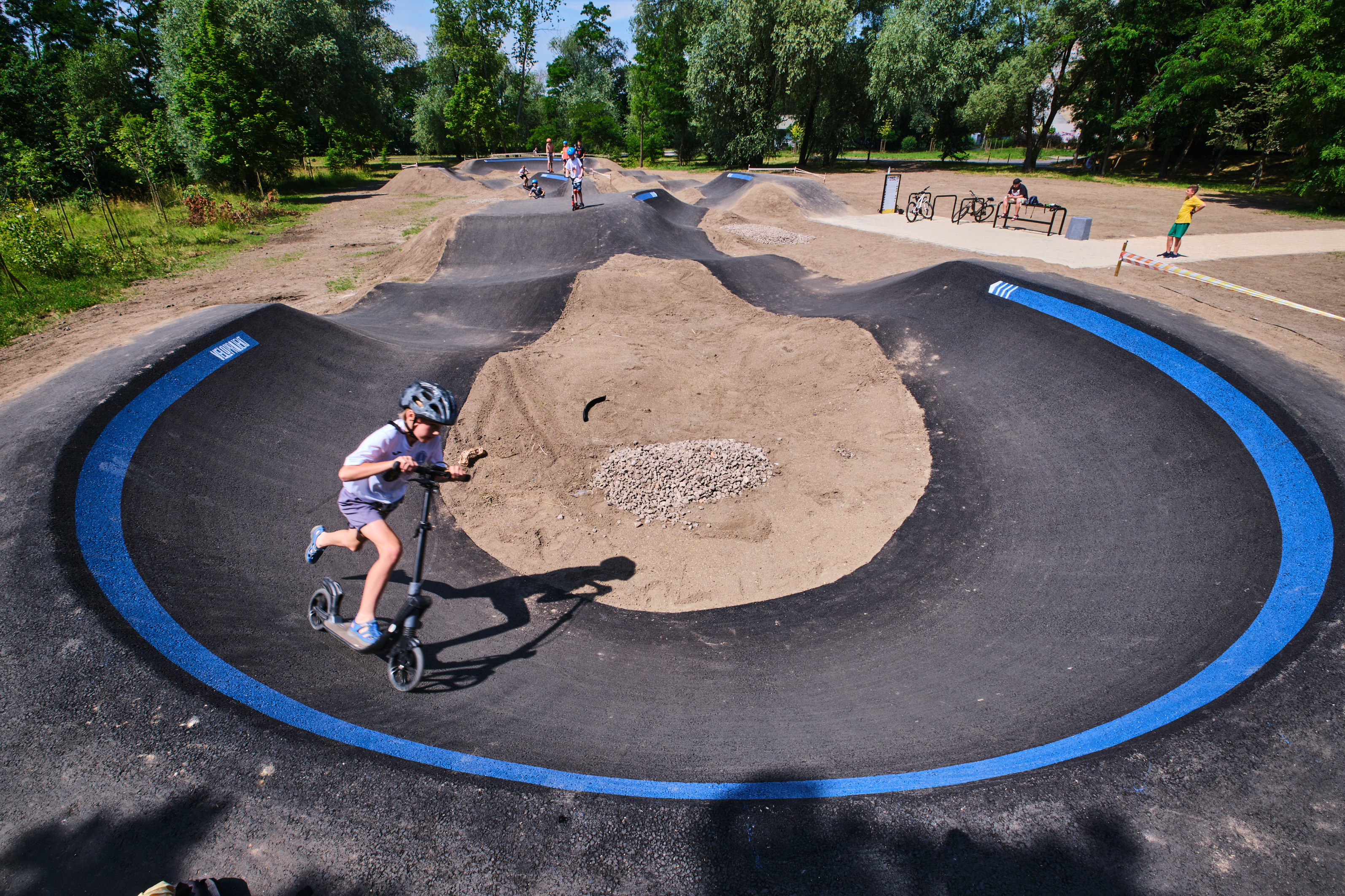Fot. M. Buksa/ UM w Gliwicach Dzieci korzystające z największego w Gliwicach pumptracku na Koperniku