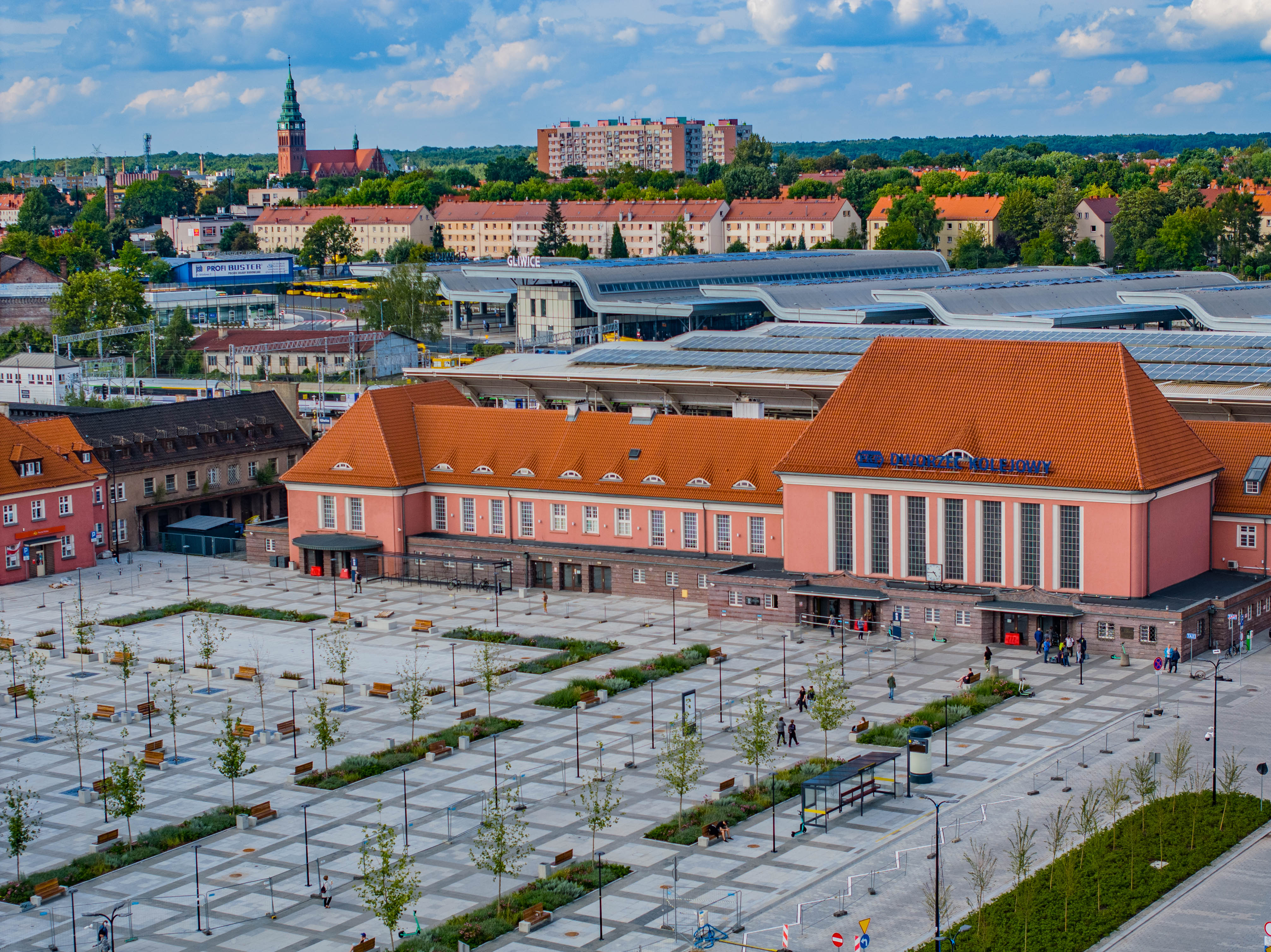 Nowe Centrum Gliwic, plac przed dworcem PKP (fot. R. Neumann From the Sky / UM w Gliwicach) Nowe Centrum Gliwic