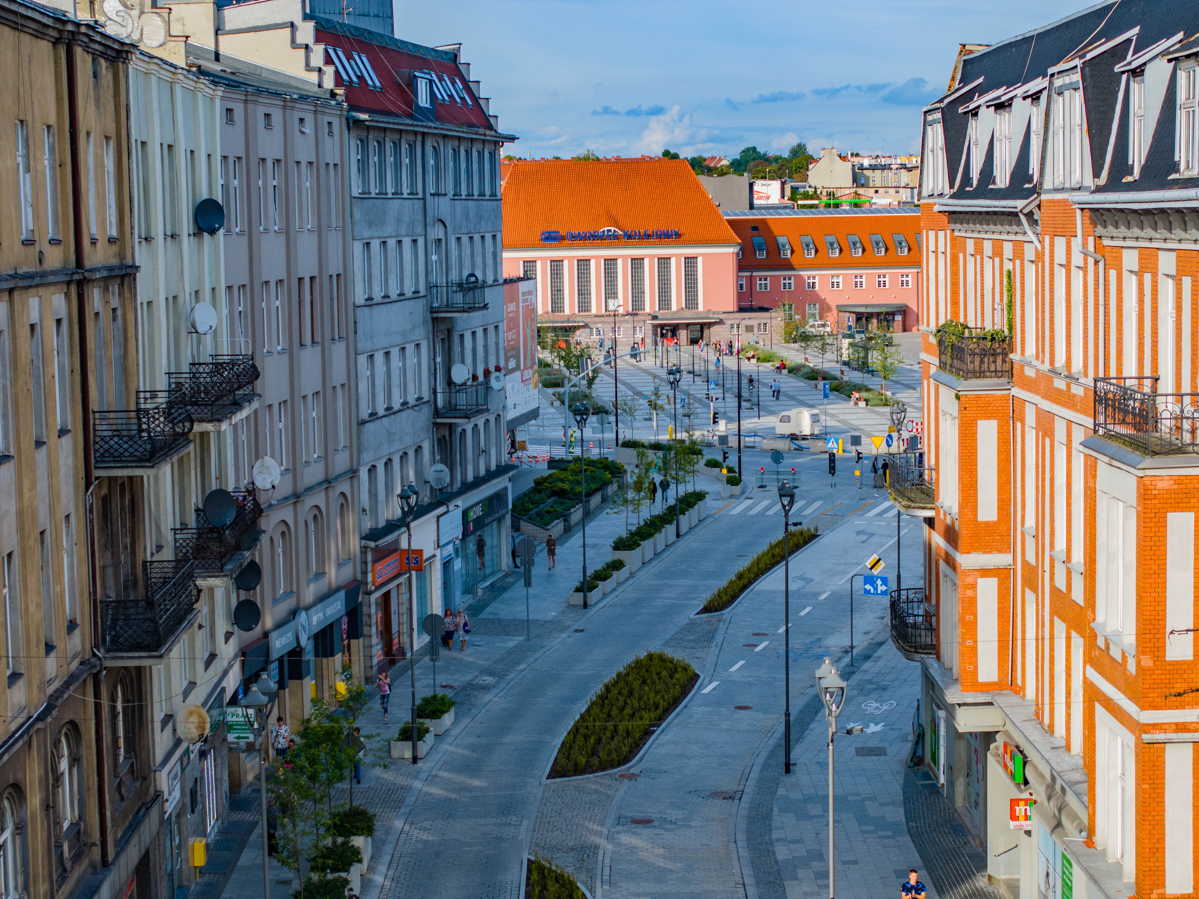 Nowe Centrum Gliwic – fragment ul. Zwycięstwa, widok na plac przed dworcem PKP (fot. R. Neumann From the Sky / UM w Gliwicach) Nowe Centrum Gliwic
