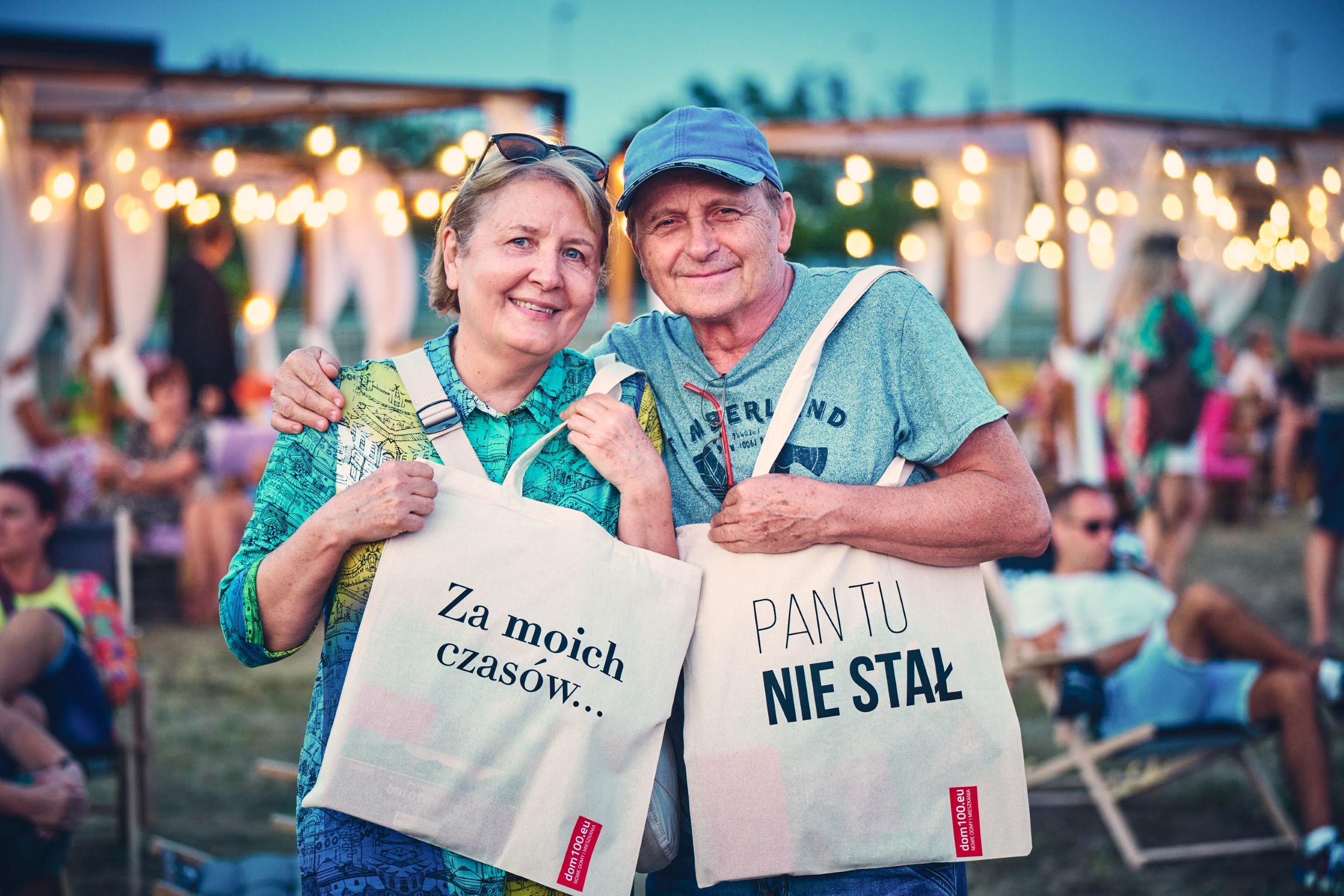 Fot. M. Buksa/CKV Uczestnicy festiwalu pozują do zdjęcia, pokazując torby