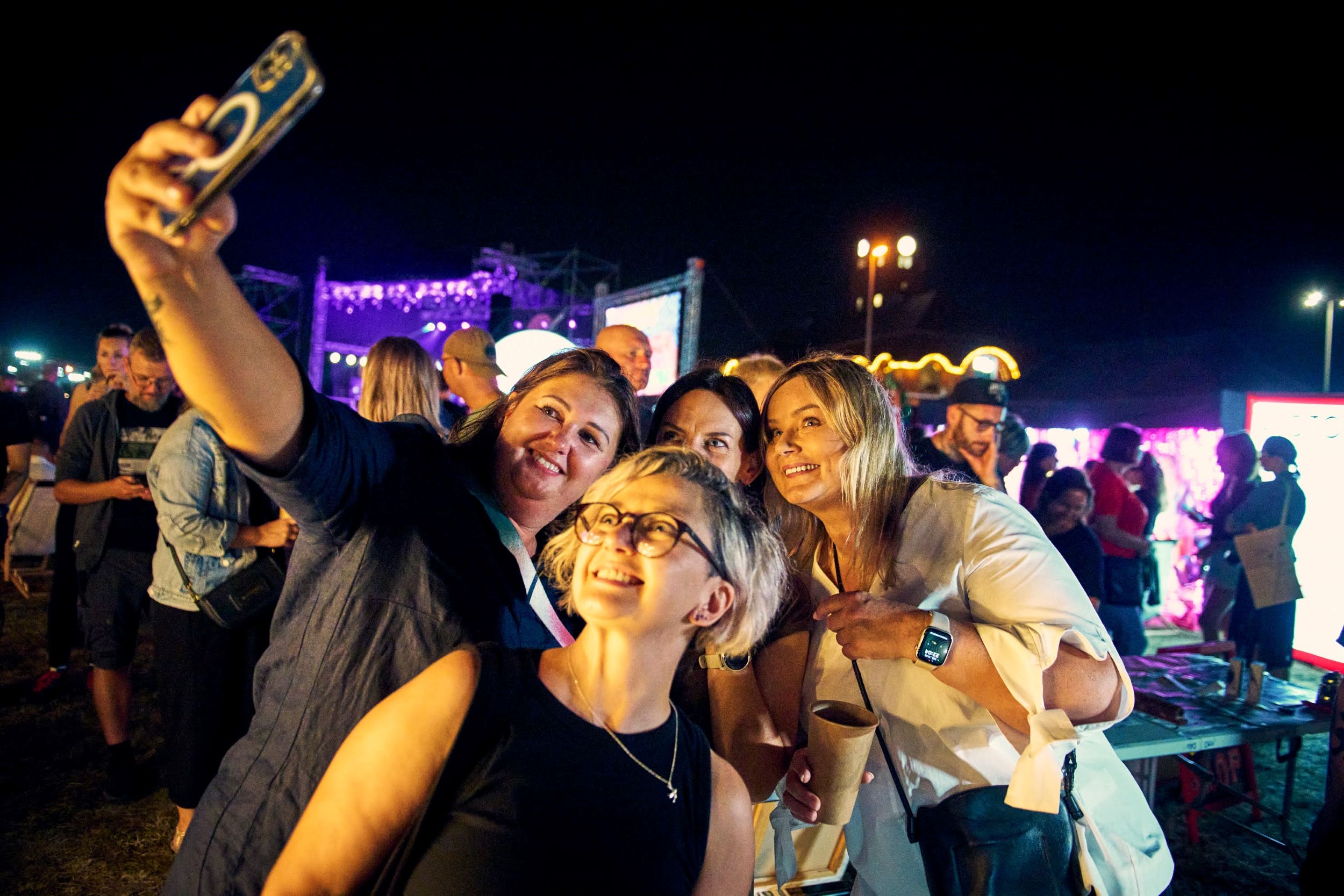Fot. M. Buksa/CKV Prezydentka Gliwic robi sobie zdjęcie z uczestniczkami festiwalu