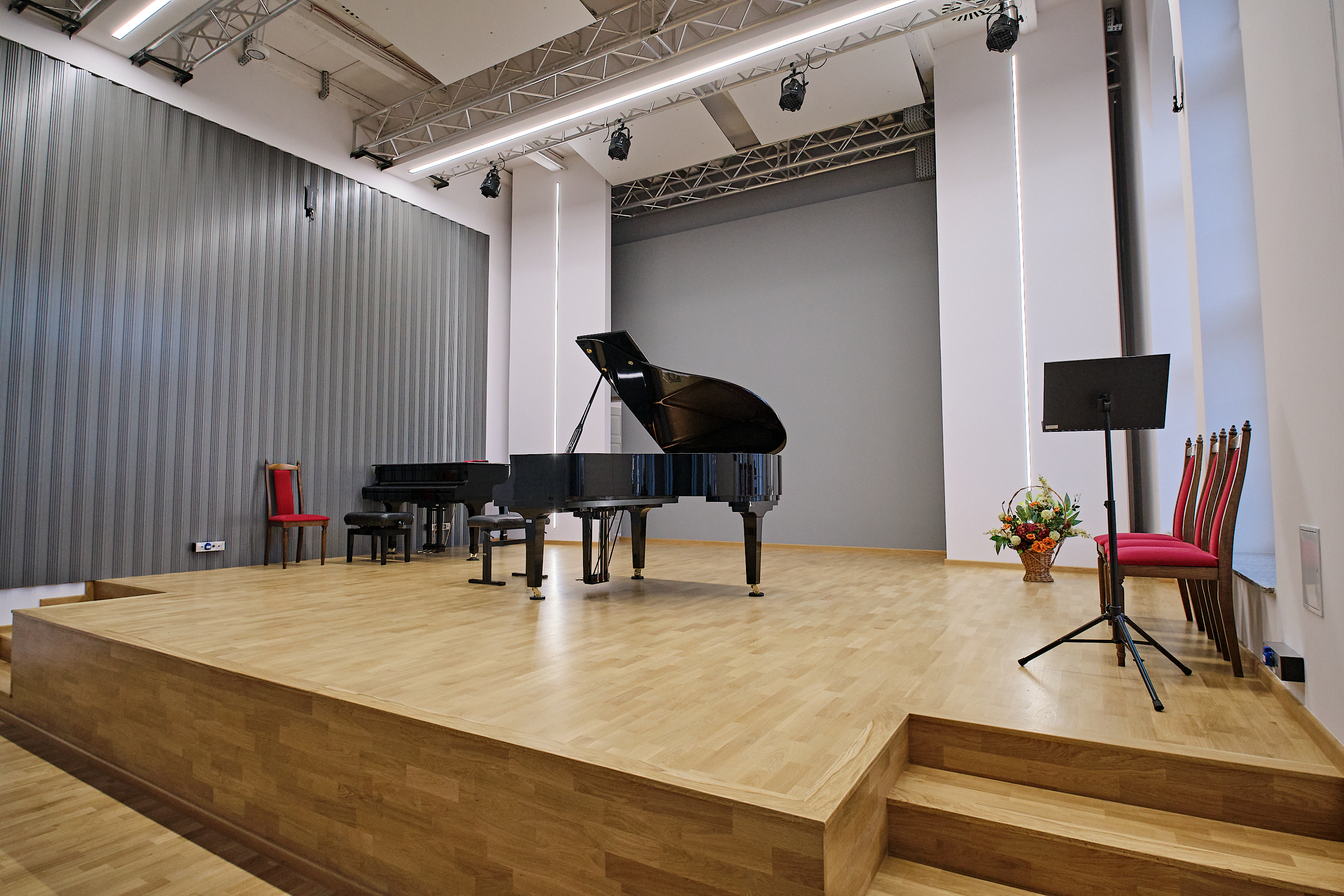 Scena w Sali Kameralnej w budynku głównym PSM, fot. M. Buksa/ UM Gliwice budynek Szkoły Muzycznej