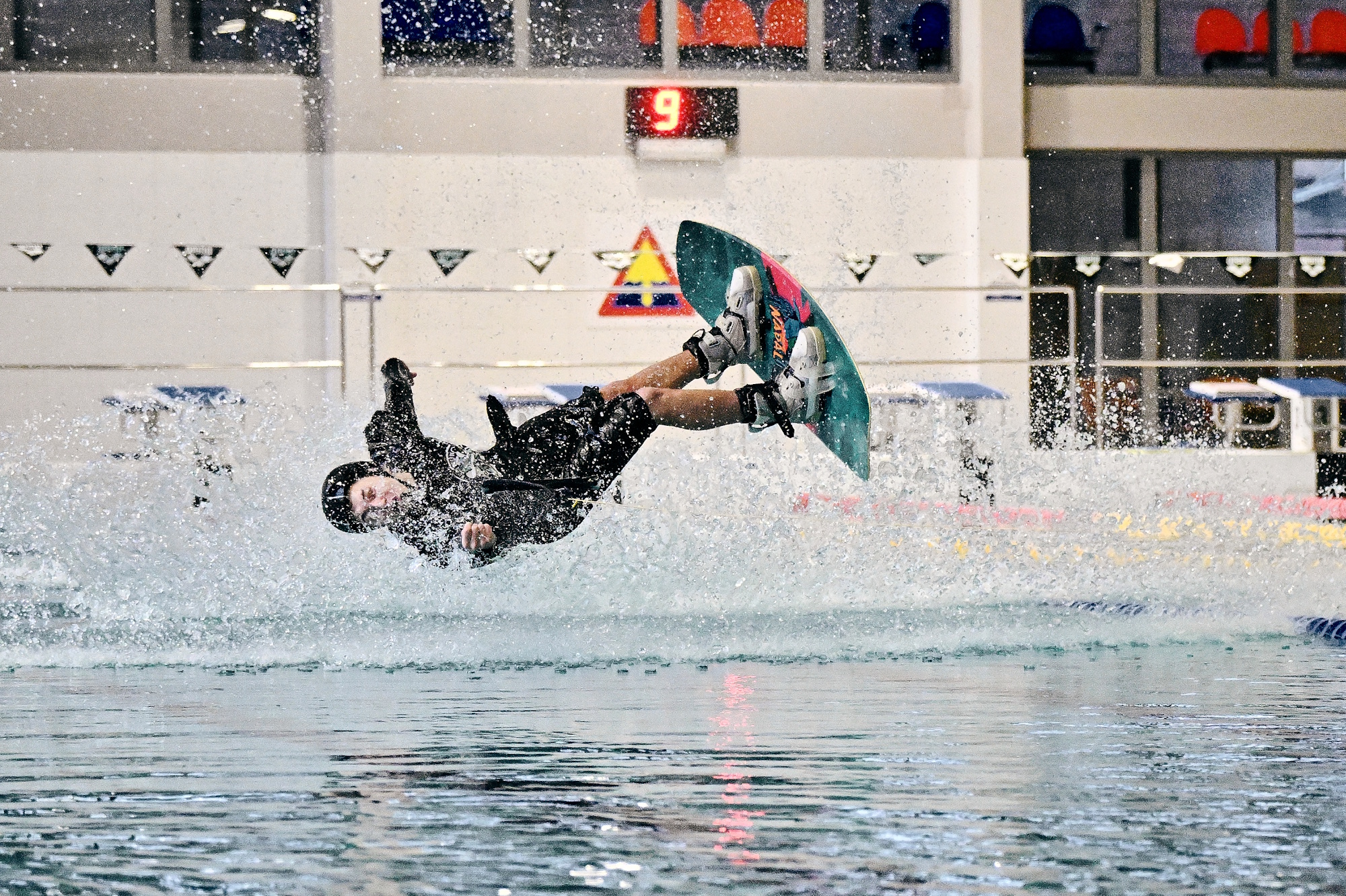 osoba robi ewolucje na desce w wodzie