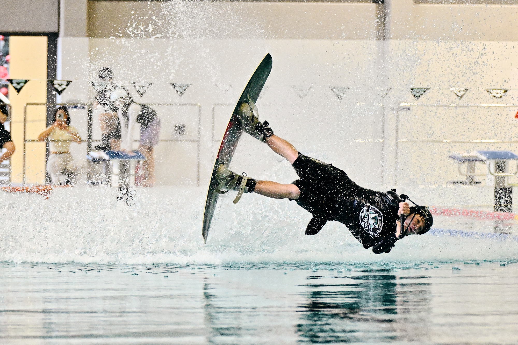 chłopak na desce nad wodą, bokiem