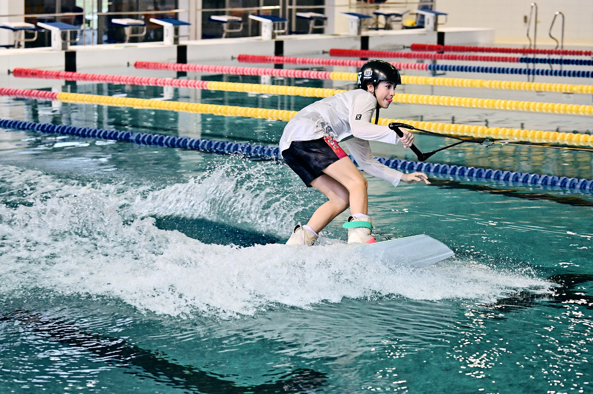 dziewczyna sunie na desce po wodzie