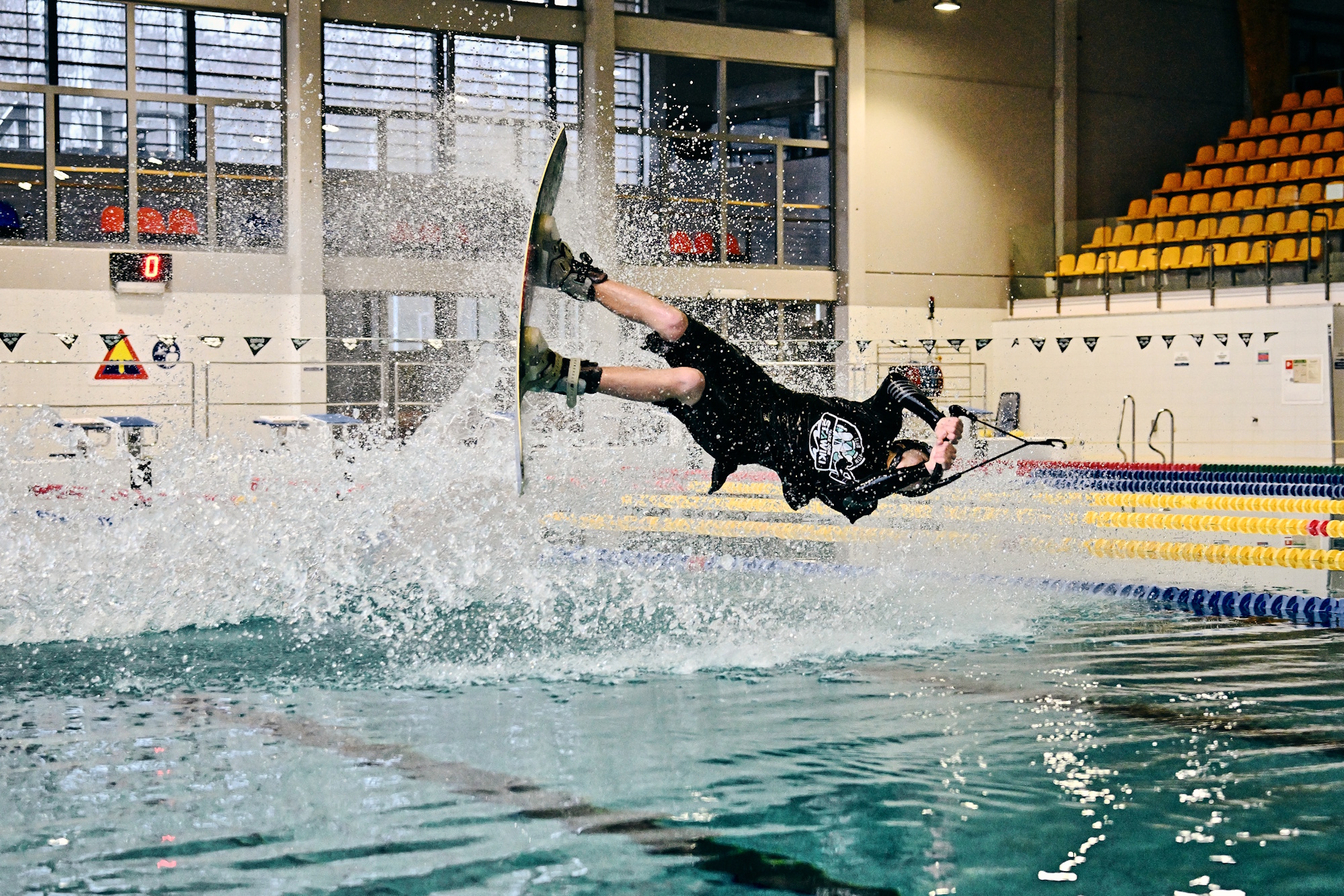 chłopak na desce w wodzie 