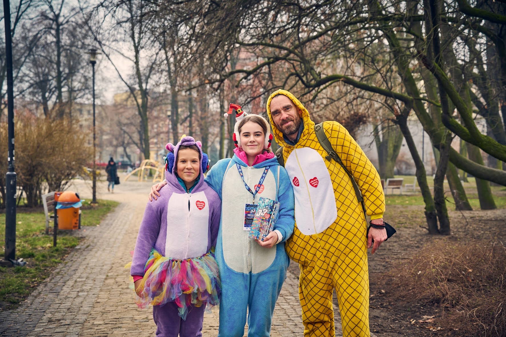 Fot. M. Buksa/UM w Gliwicach Wolontariusze w kolorowych strojach w parku