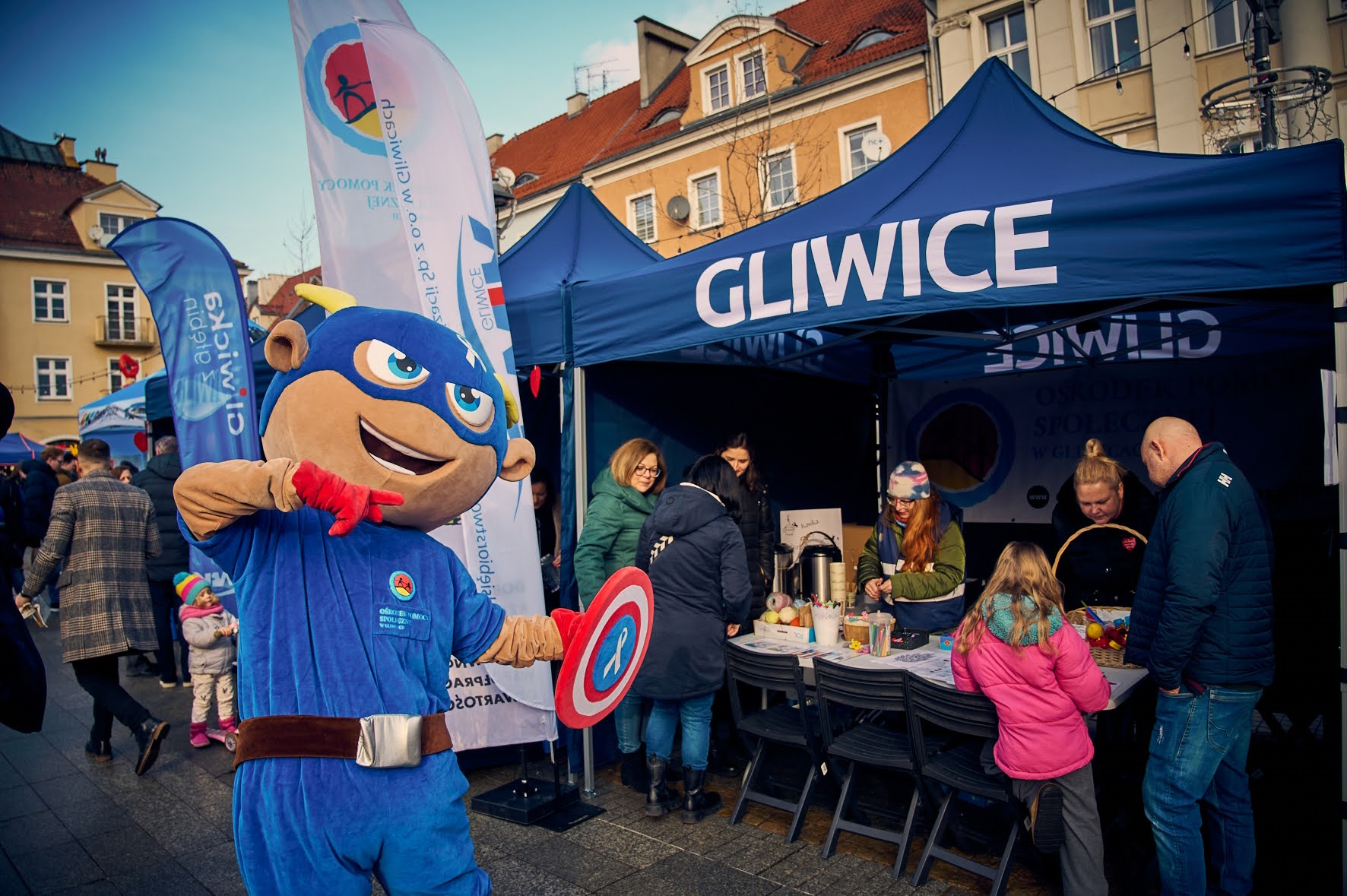 Fot. M. Buksa/UM w Gliwicach Człowiek w przebraniu Kapitana Ameryki, pokazuje na stoisko z napisem Gliwice