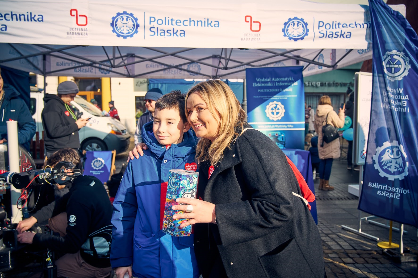 Fot. M. Buksa/UM w Gliwicach Prezydent Gliwic Katarzyna Kuczyńska-Budka pozuje do zdjęcia z puszką i chłopcem