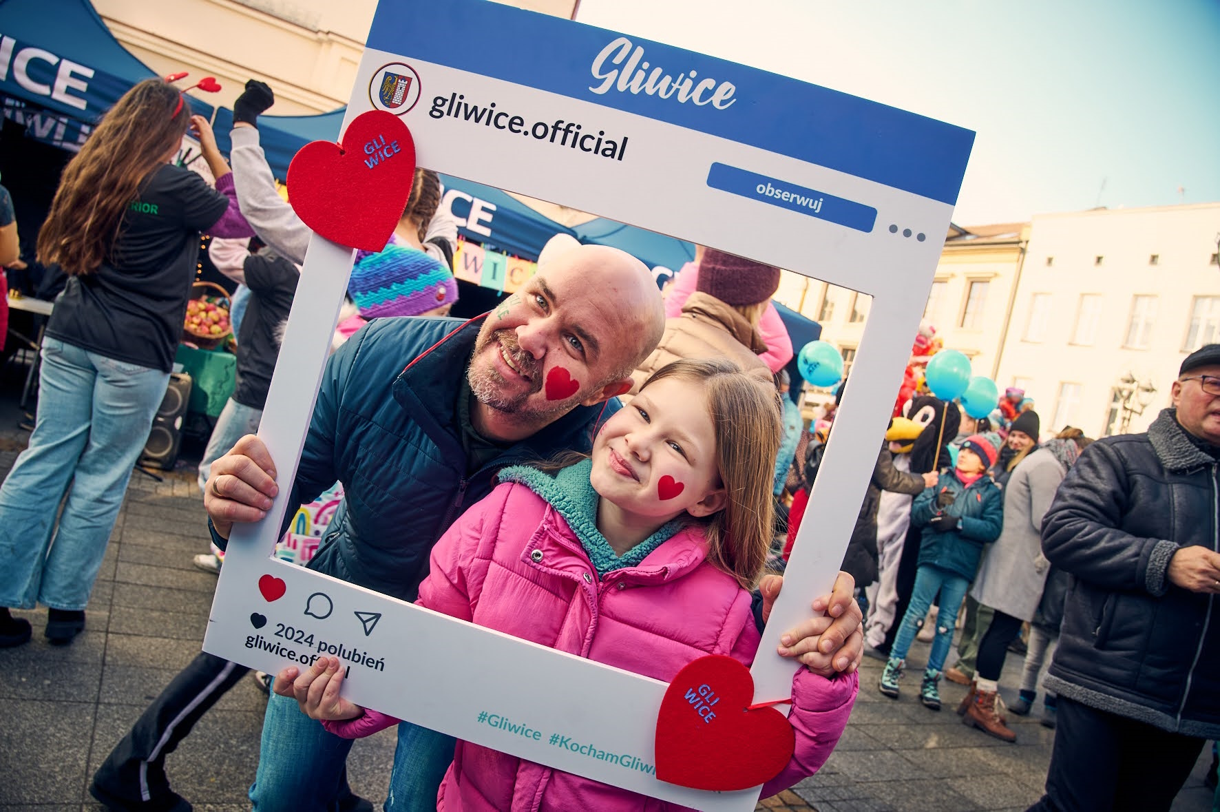 Fot. M. Buksa/UM w Gliwicach Mężczyzna i dziewczynka pozują do zdjęcia w gliwickiej insta-ramce