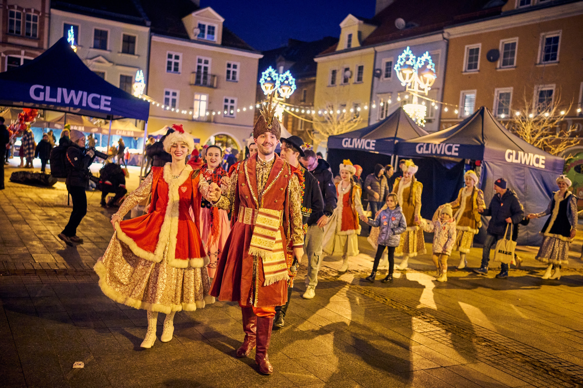 Fot. M. Buksa/UM w Gliwicach Ludzie w historycznych przebraniach tańczą poloneza na Rynku