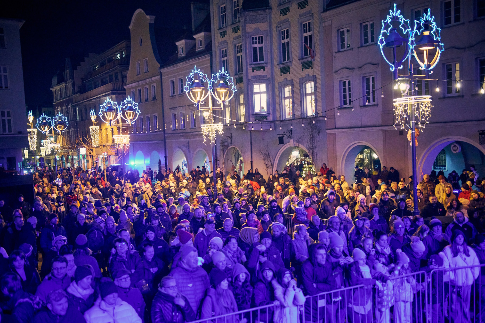 Fot. M. Buksa/UM w Gliwicach Ludzie za barierkami pod sceną